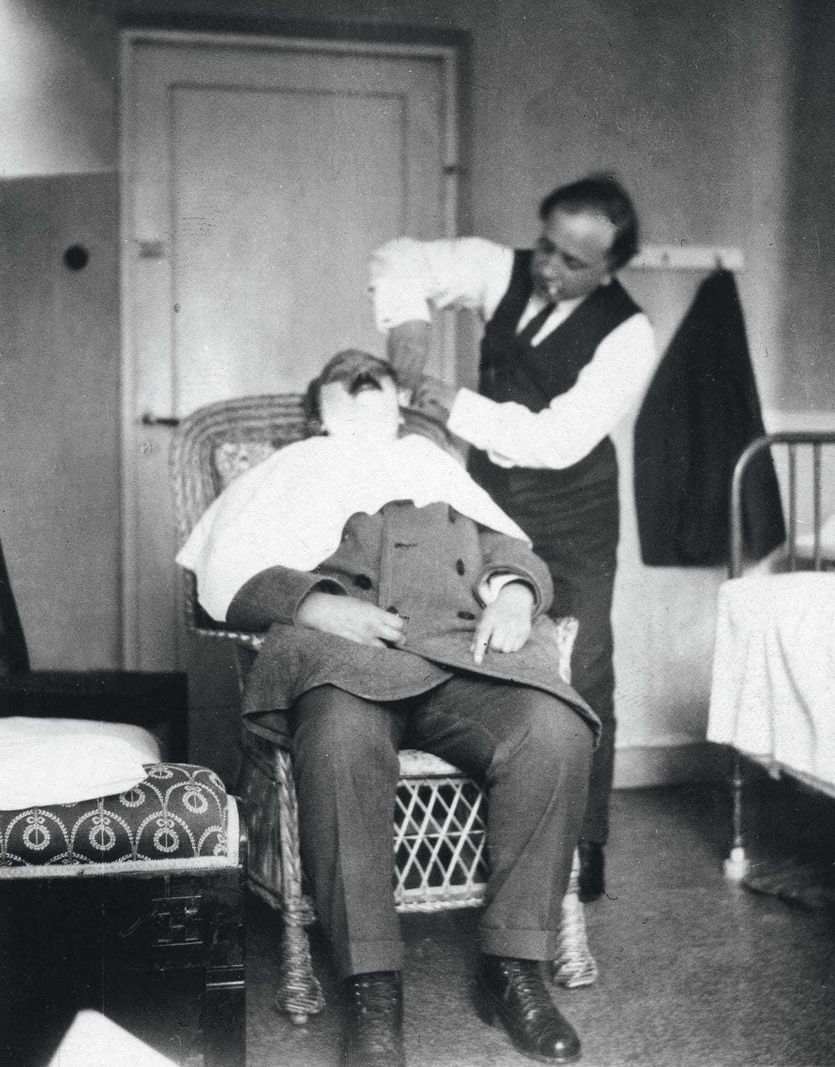 Taiteilija Felix Nylund ajaa runoilija Eino Leinon partaa Bad Grankullassa vuonna 1923.