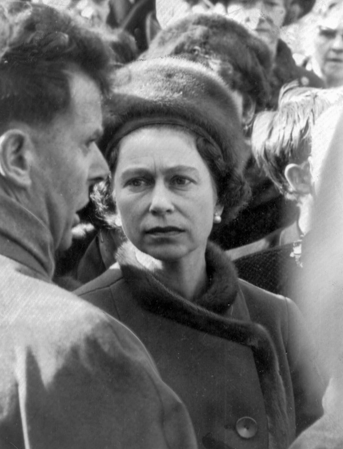 Kuningatar Elisabeth II ja prinssi Philip vierailivat onnettomuuspaikalla.