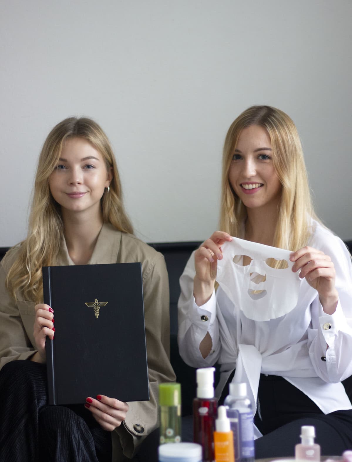 Anna Kytövuori (vas.) ja Maria Zilberman tekivät gradun korealaisesta ihonhoidosta. Vastuullisuudessa heitä huolettaa eniten tuotteiden lennättämisestä koituvat päästöt. Markkinoille on tulossa lähiaikoina paperisia, kierrätettäviä kangasnaamioita.