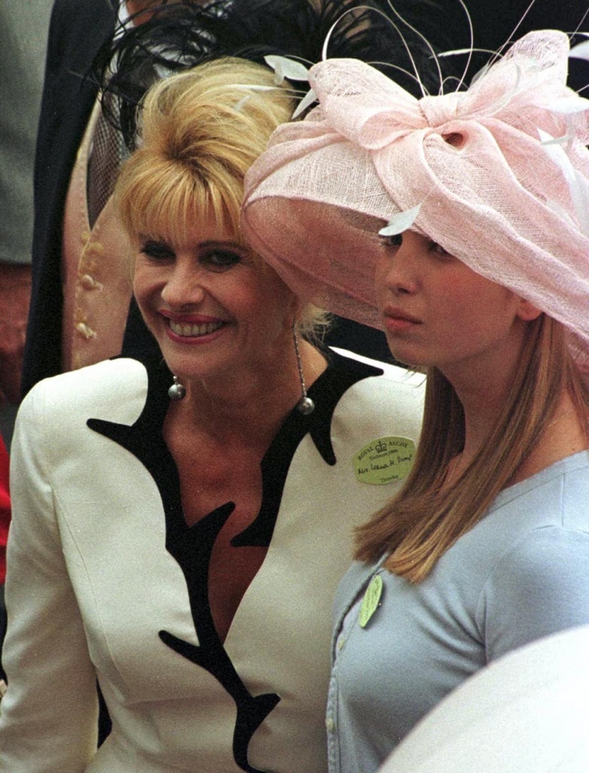 Ivanka Trump suuressa vaaleanpunaisessa hatussa, Ivana vieressä.