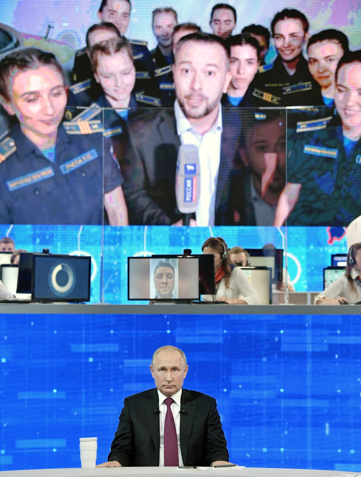 Vladimir Putin Suora linja -ohjelman studiossa.