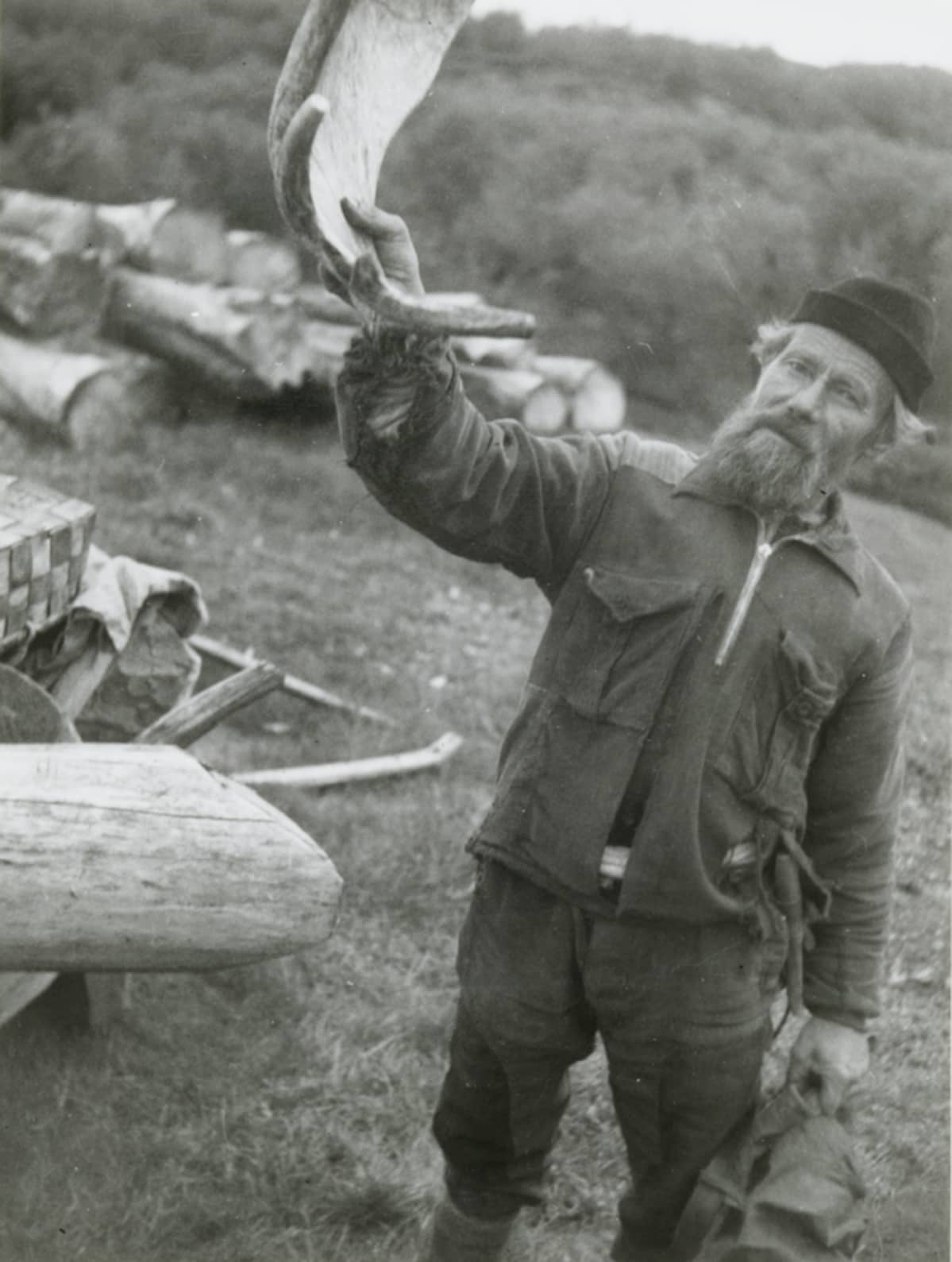 Kolttasaamelainen mies kuvattuna Petsamossa vuonna 1936.
