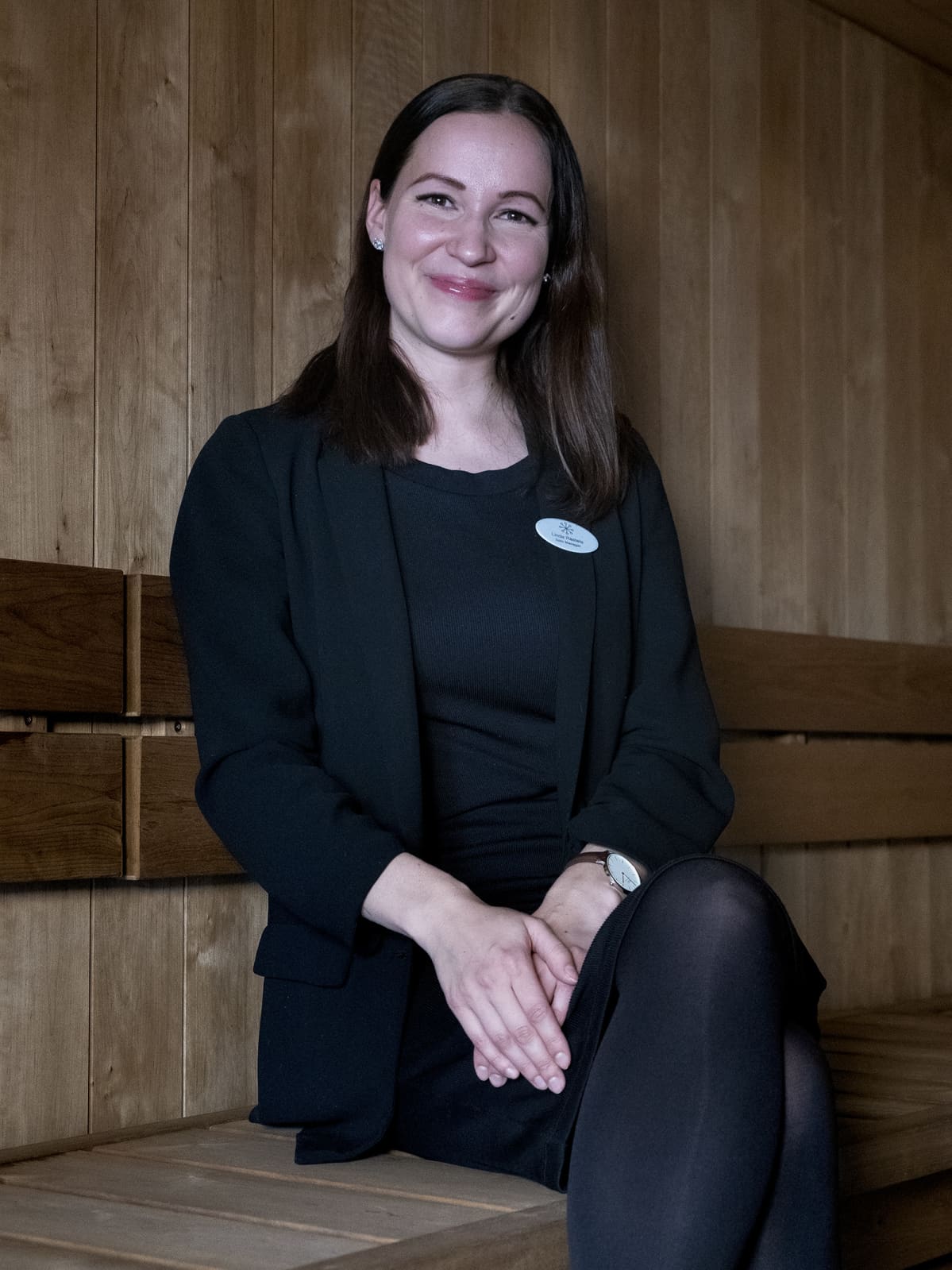 Hotellipäällikkö Linda Rastela tarkastaa hotellin saunan saunomalla siellä säännöllisesti.