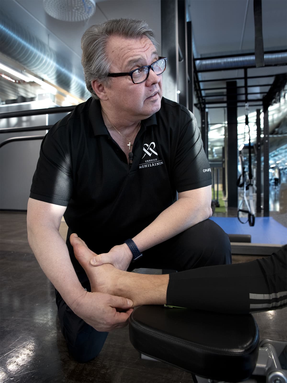 Urheilu Mehiläisen fysioterapeutti Peter Halën tutkii akillesjännettä.