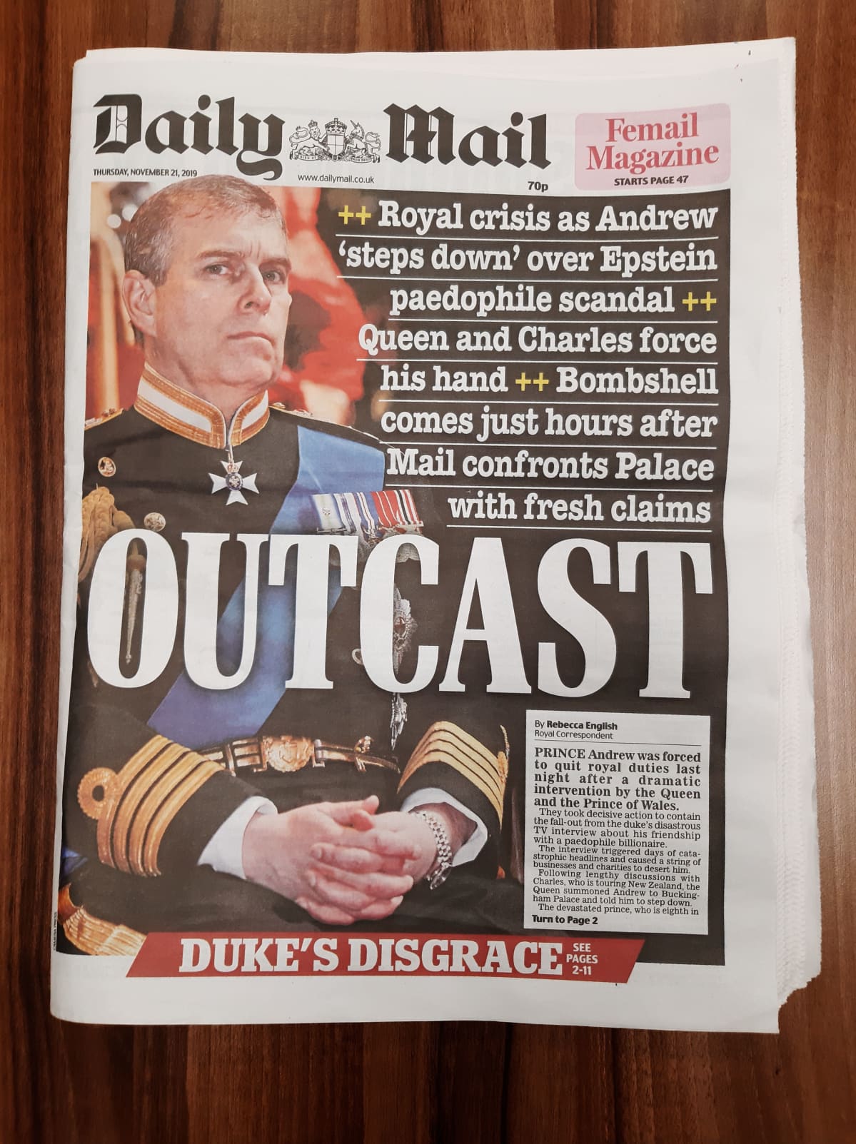Daily Mail -lehden kasi, jossa on kuva prinssi Andrew'sta ja otsikko "Outcast".