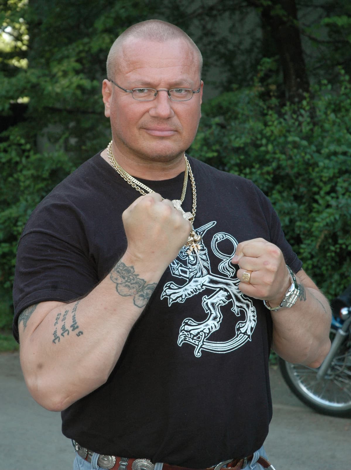 Tony Halme nyrkit pystyssä ja leijona-paita päällä