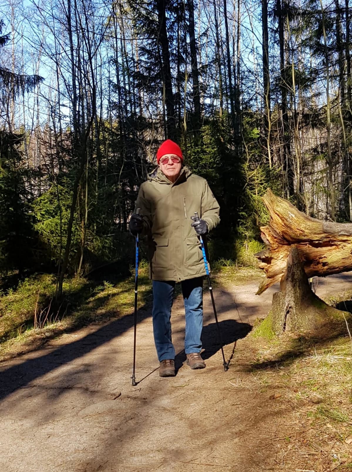 Arvi Lind kävelyllä 2020