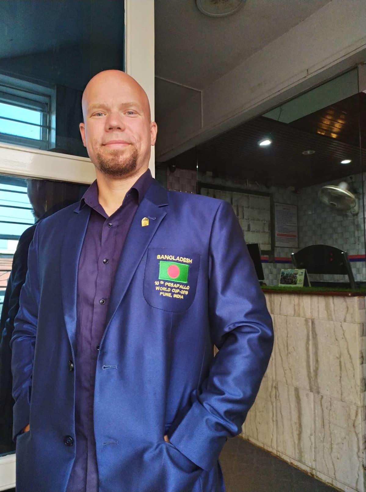 Pesäpallovalmentaja Mikko Pirhonen Bangladeshissa.