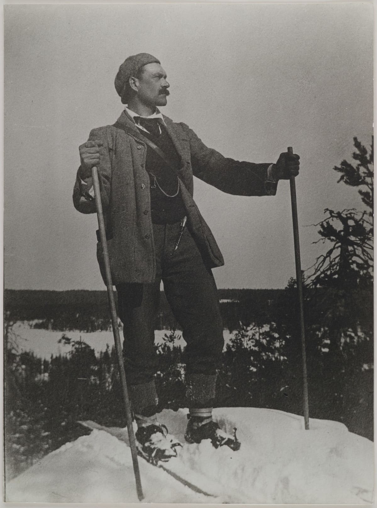 Akseli Gallen-Kallela hiihtoretkellä vuonna 1906.