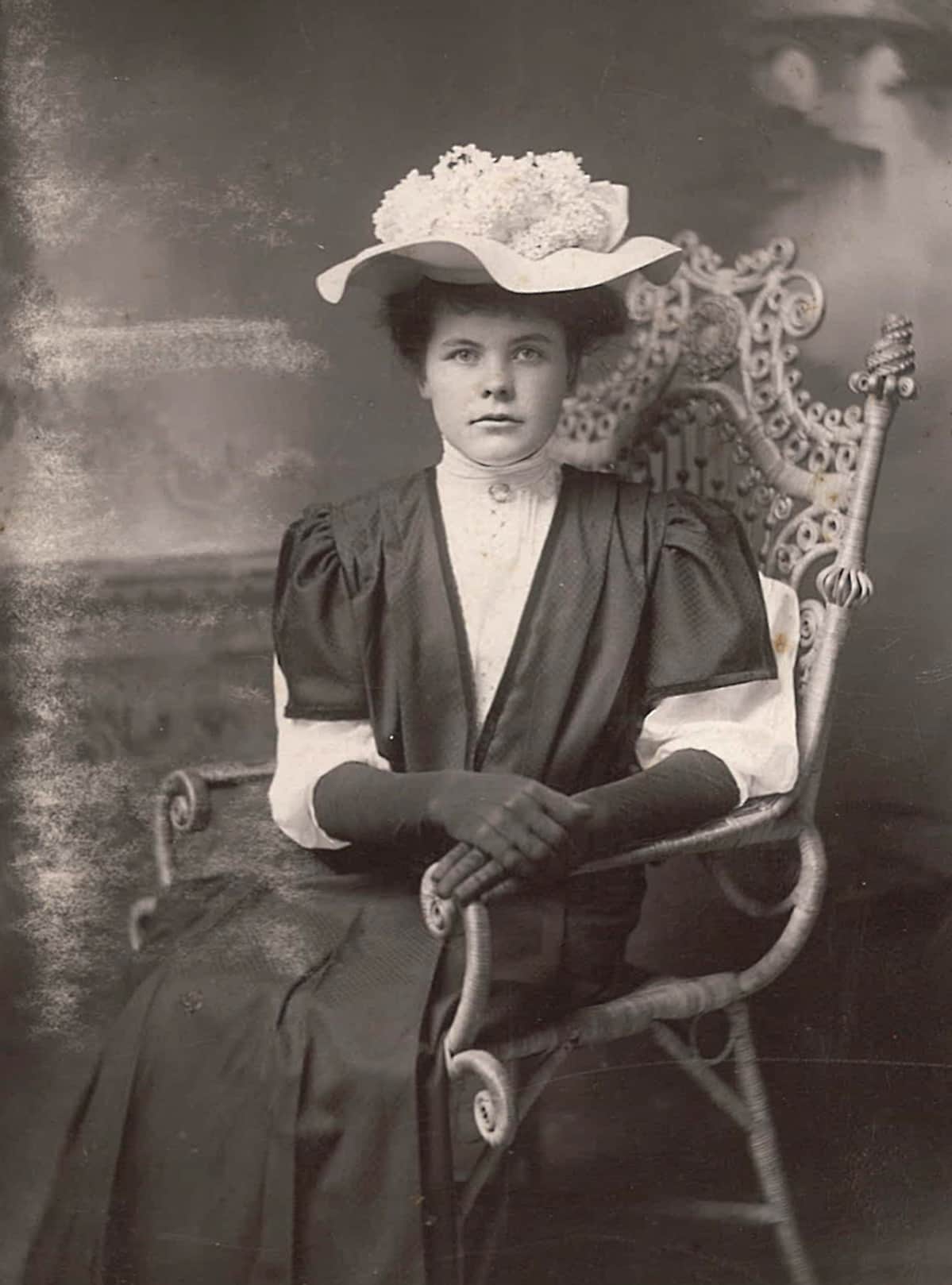 nainen hattu päässä studiovalokuvassa 1900-luvun alussa