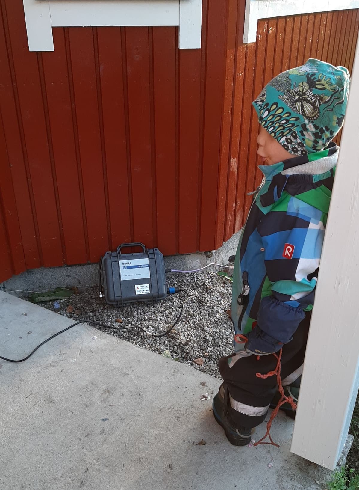 Teemu Kauppila tarkkaili innokkaasti tärinämittausta, joka tehtiin Kauppiloiden talossa loka-marraskuussa.