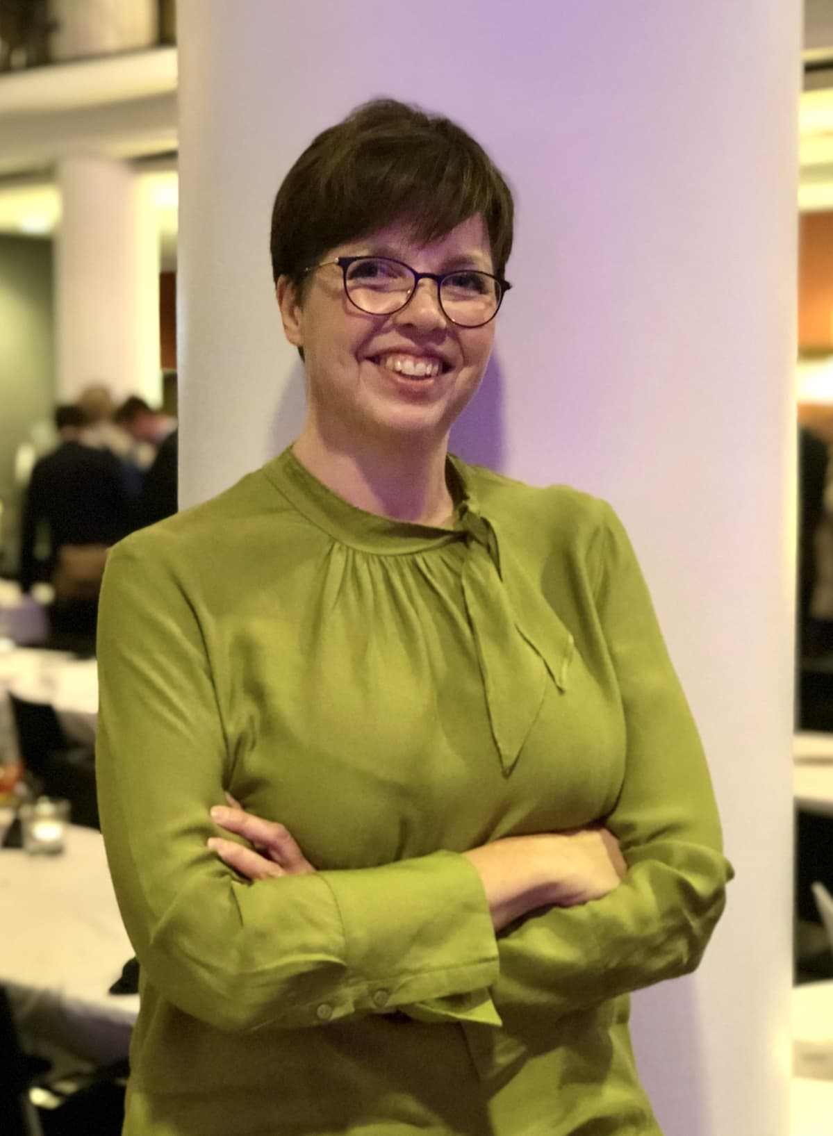 Siv Sandberg fotograferad med händerna i kors vid den åländska valvakan i Mariehamn.