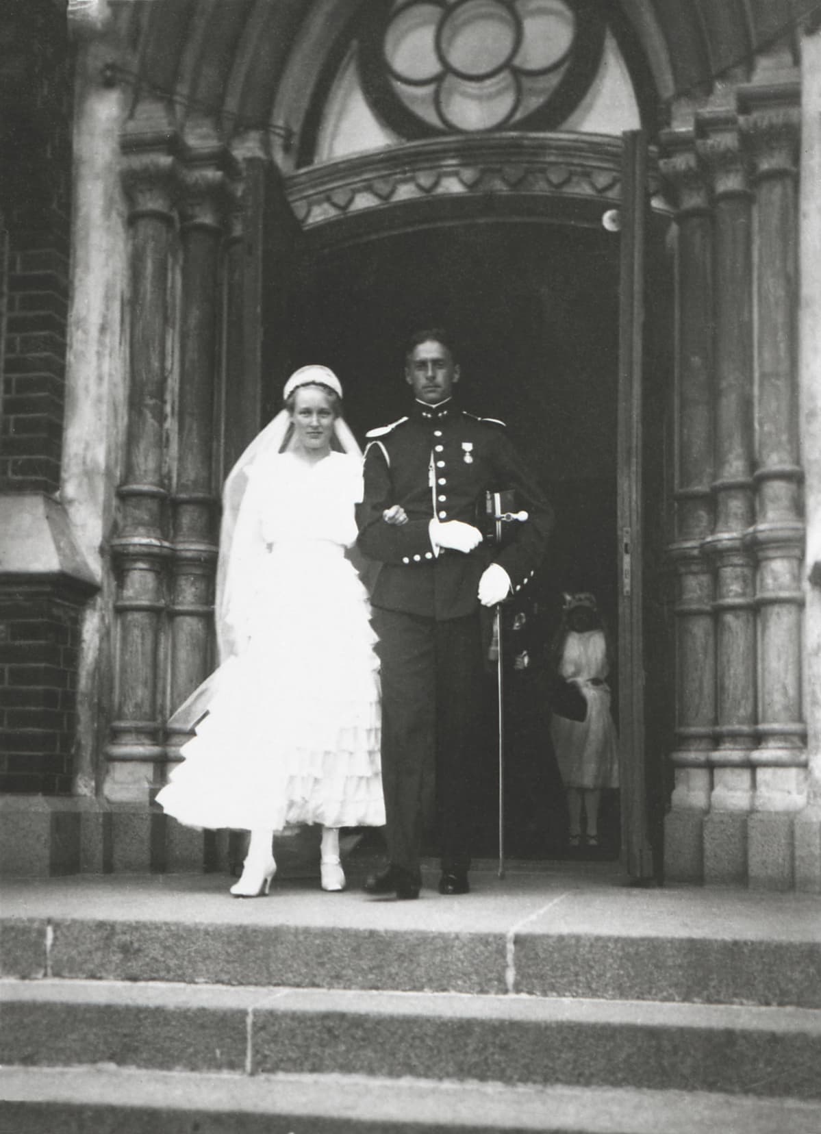 Hääpari Nikolai Østgaard ja Ragni Gullichsen Kotkan evankelisluterilaisen kirkon portailla 22.7.1916.