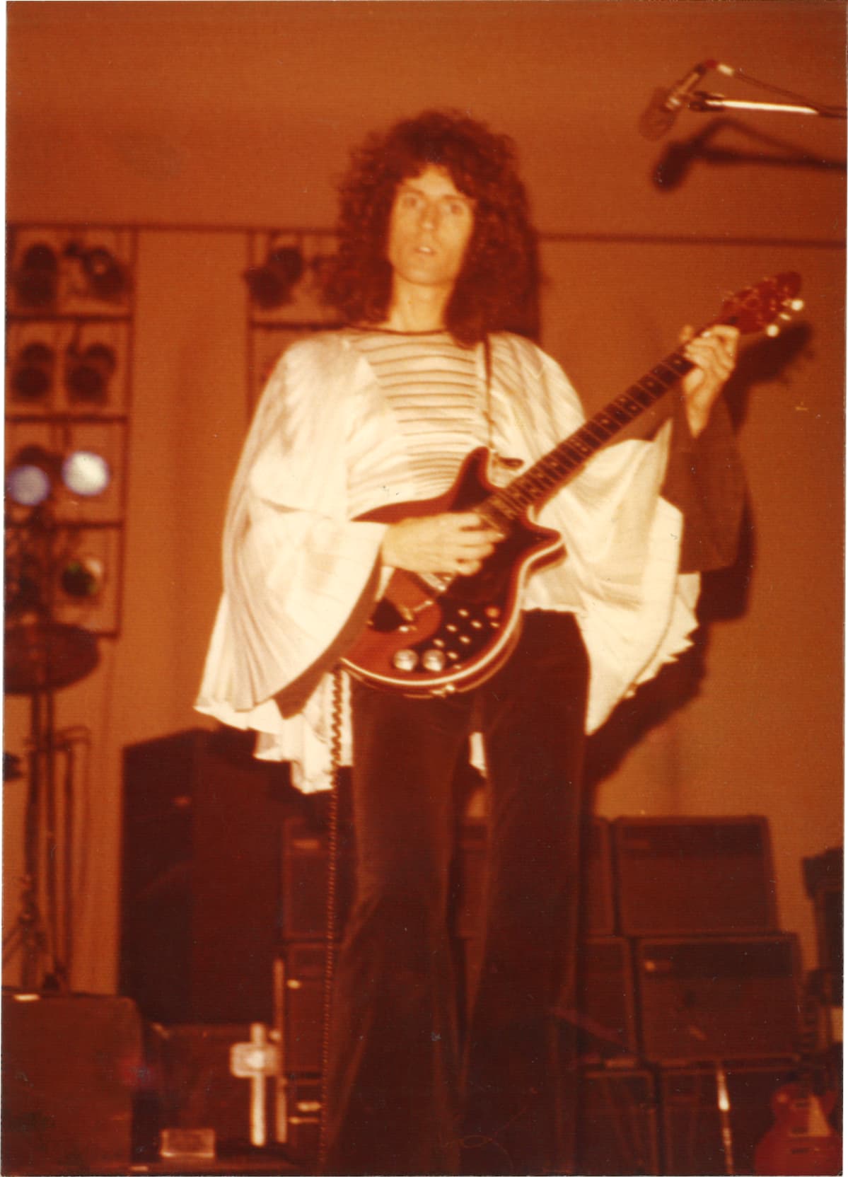 Brian May soittamassa kitaraa Kulttuuritalolla.