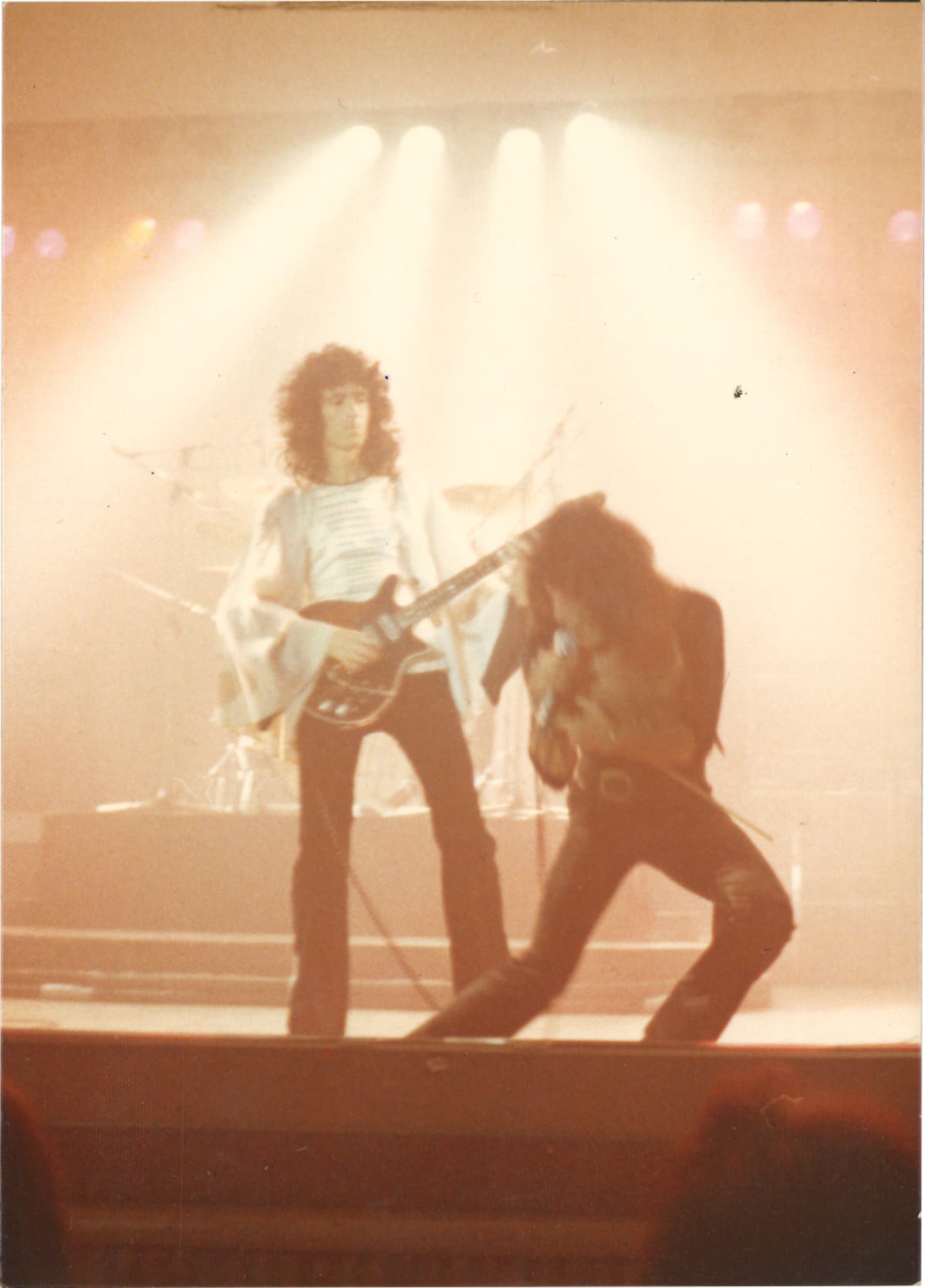 Queenin Brian May ja Freddie Mercury Helsingin Kulttuuritalolla 1974