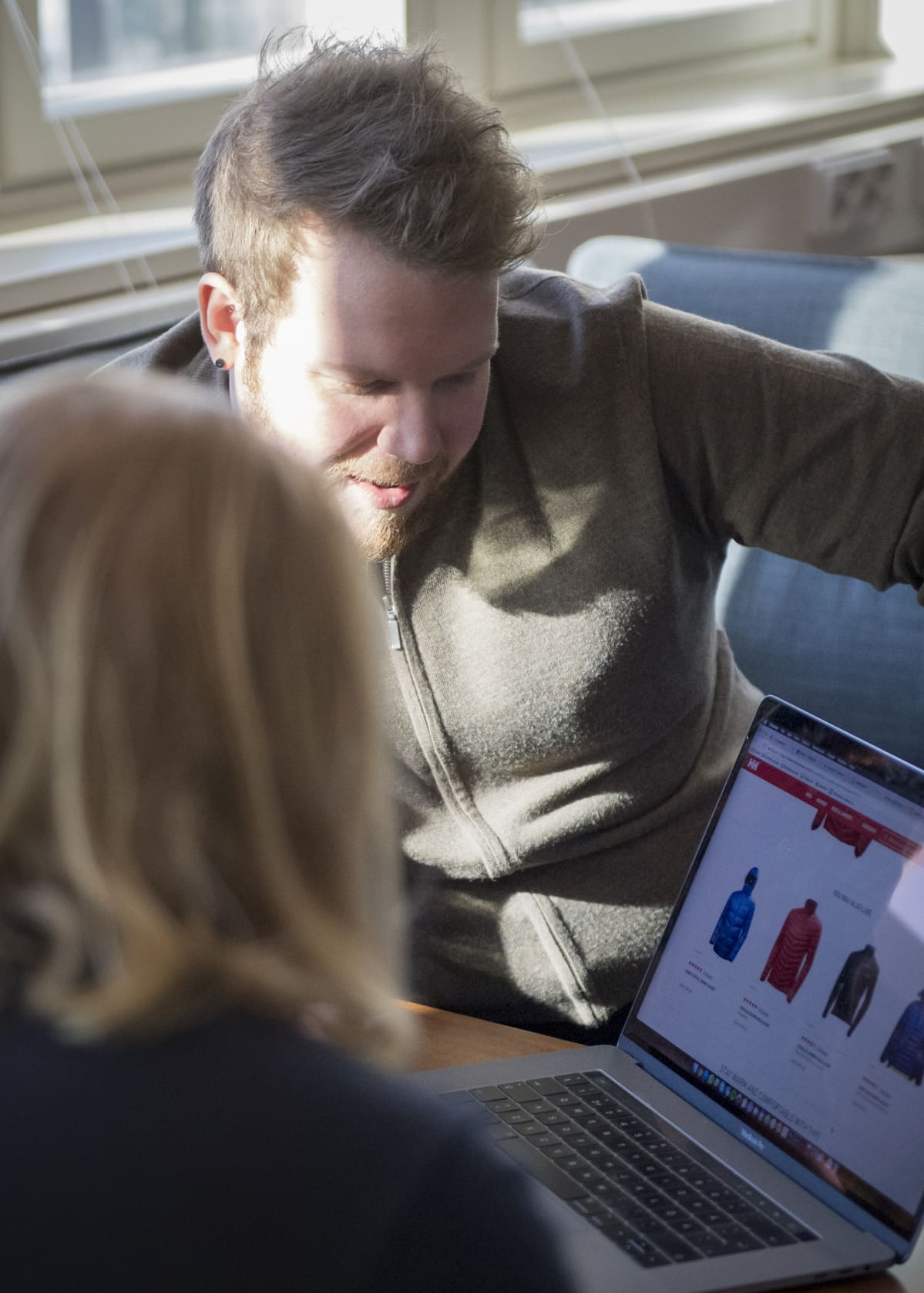 Kaksi miestä katselee kannettavaa tietokonetta