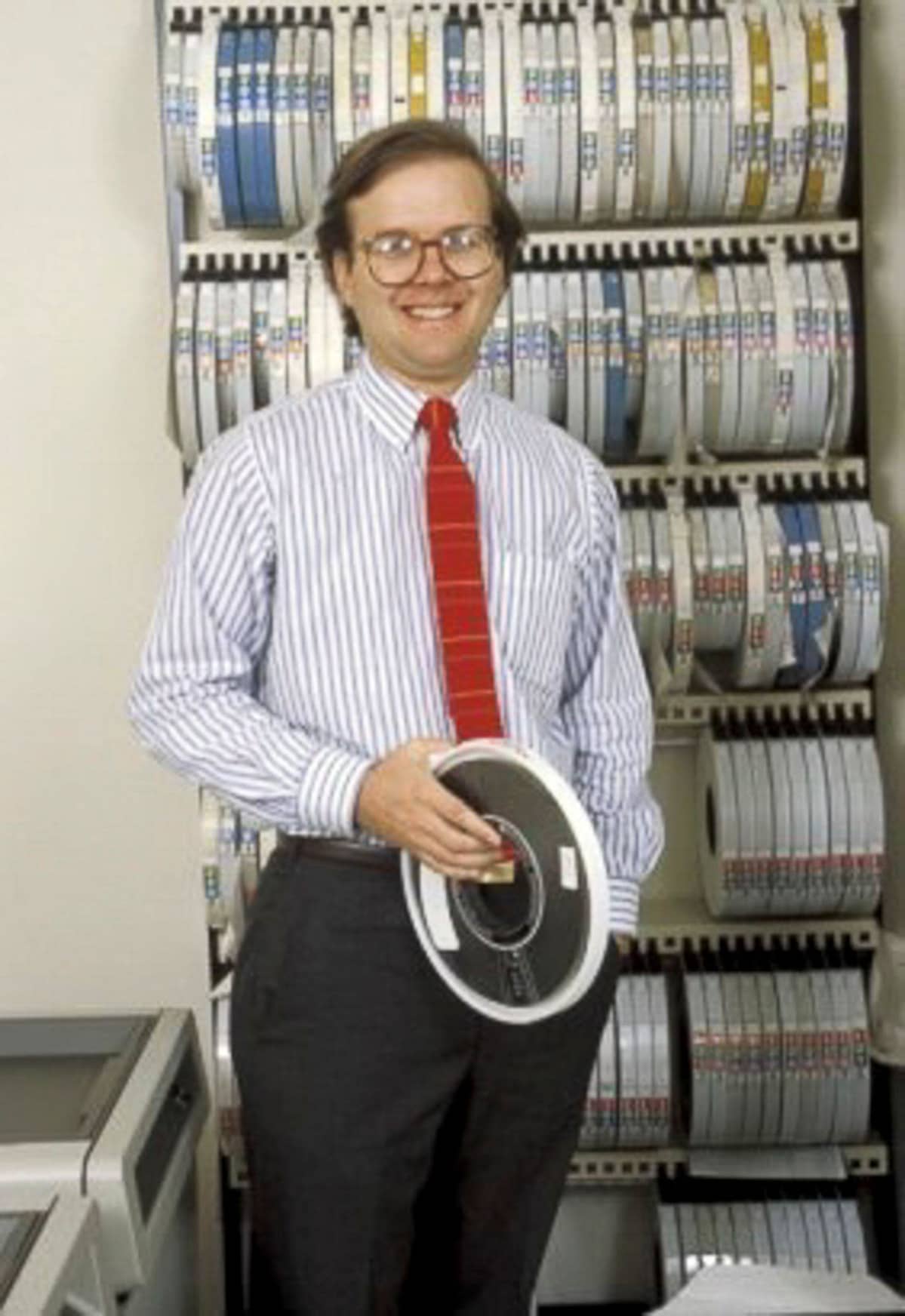 Nuori Karl Rove kädessään magneettinauhoja.