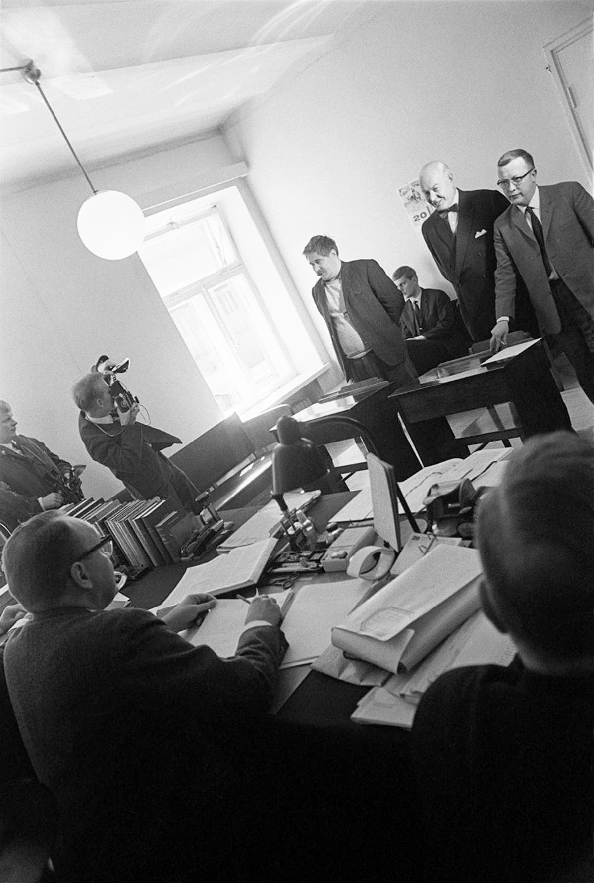 Jumalanpilkkaoikeudenkäynti Helsingin raastuvanoikeudessa. Kirjailija Hannu Salama ja Kustannus Oy Otavan toimitusjohtaja Kari Reenpää vastaamassa oikeudessa "Juhannustanssit"-romaanista nostettuun jumalanpilkkasyytteeseen.