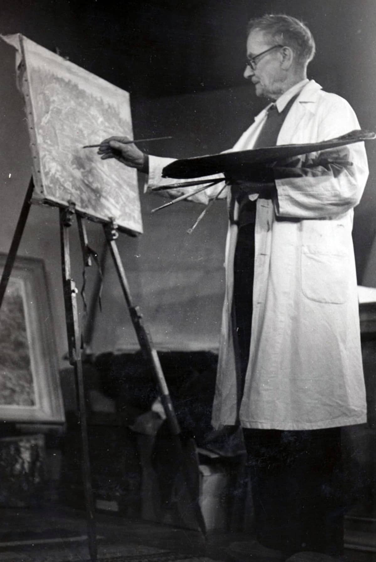 Tyko Sallinen maalaustelineen ääressä. Kuva vuodelta 1949.