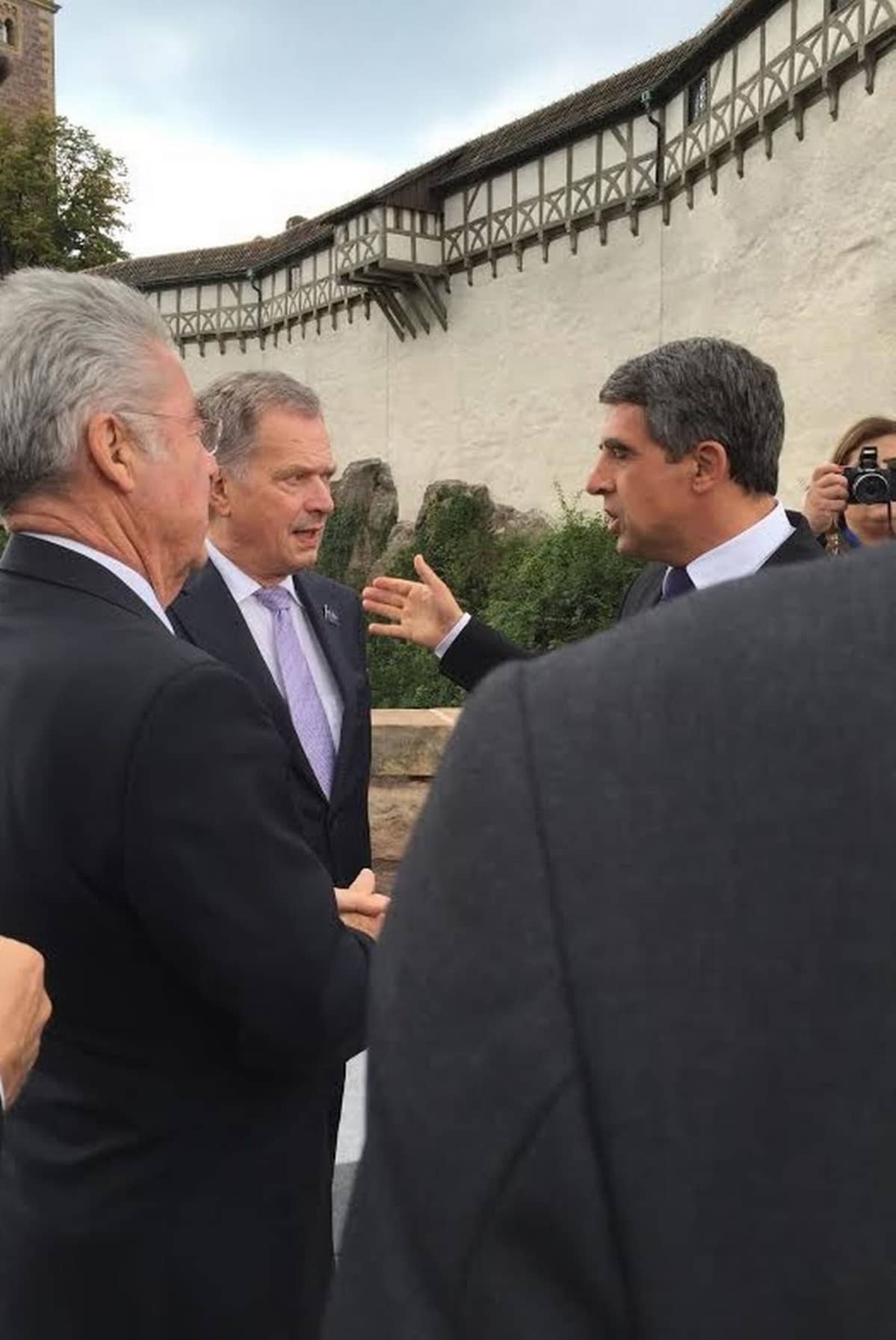 Presidentti Sauli Niinistö keskustelemassa Bulgarian presidentin Rosen Plevnelievin kanssa Wartburgissa.