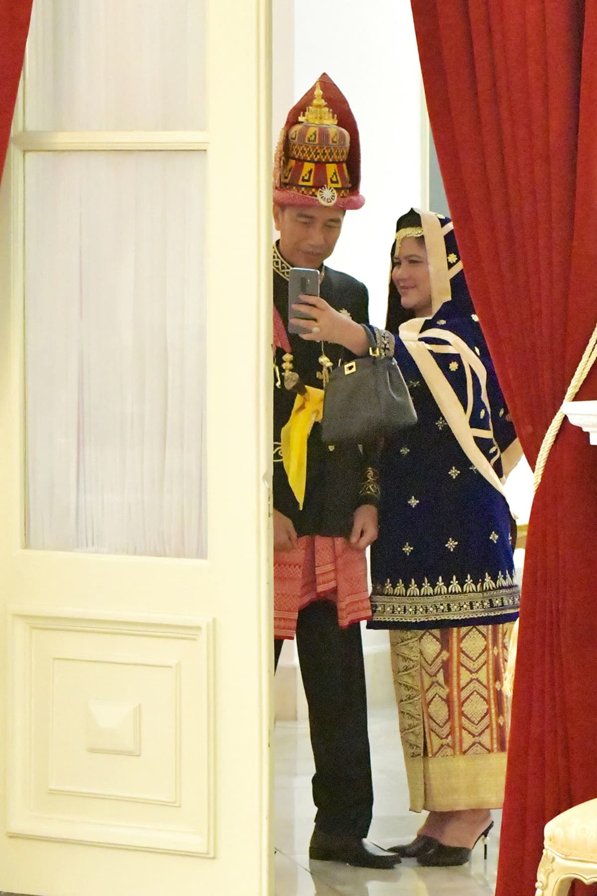 Indonesian presidentti Joko Widodo ja hänen vaimonsa Iriana ottavat omakuvaa.