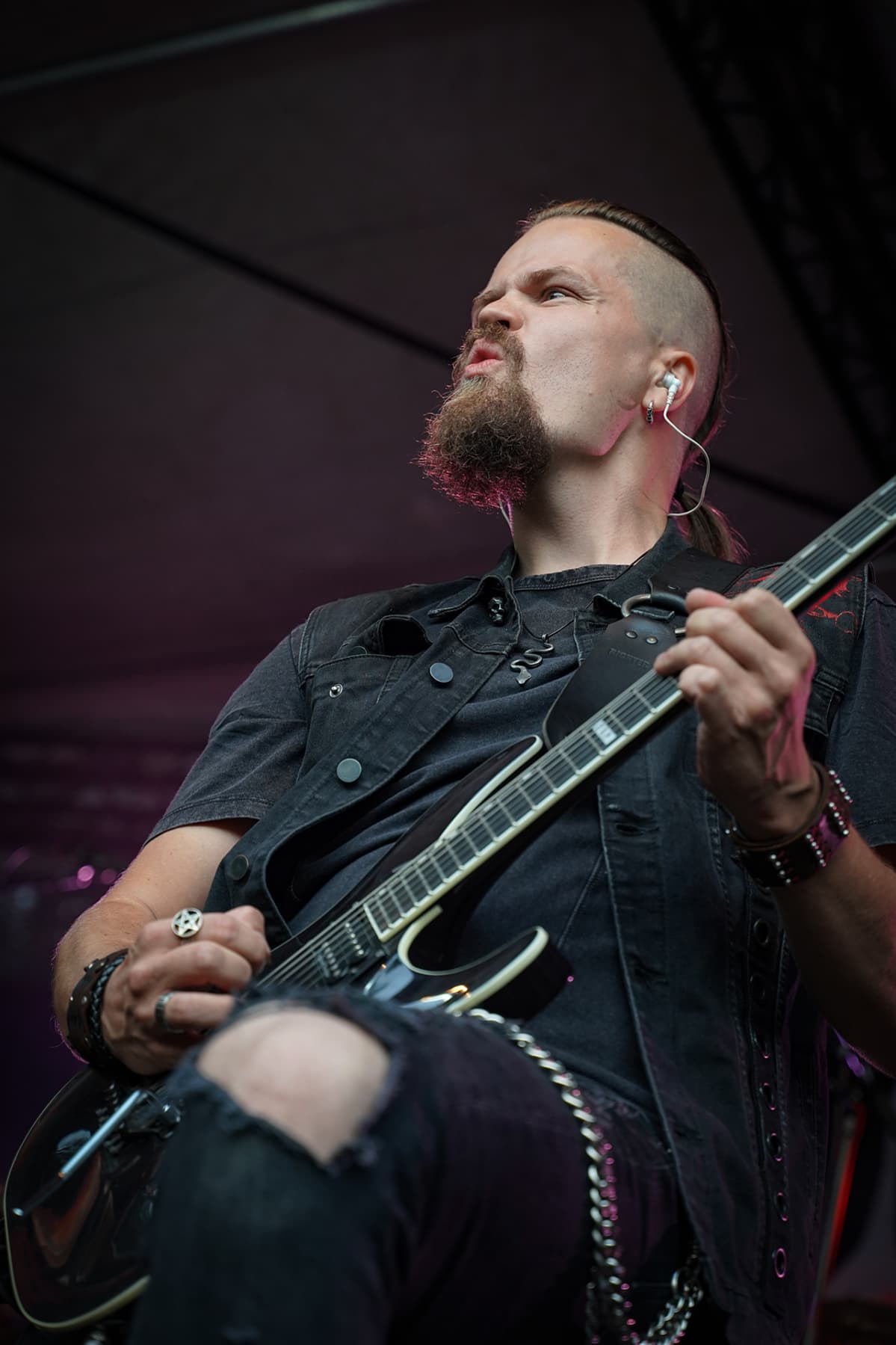 Saarihelvetti, Brymir
