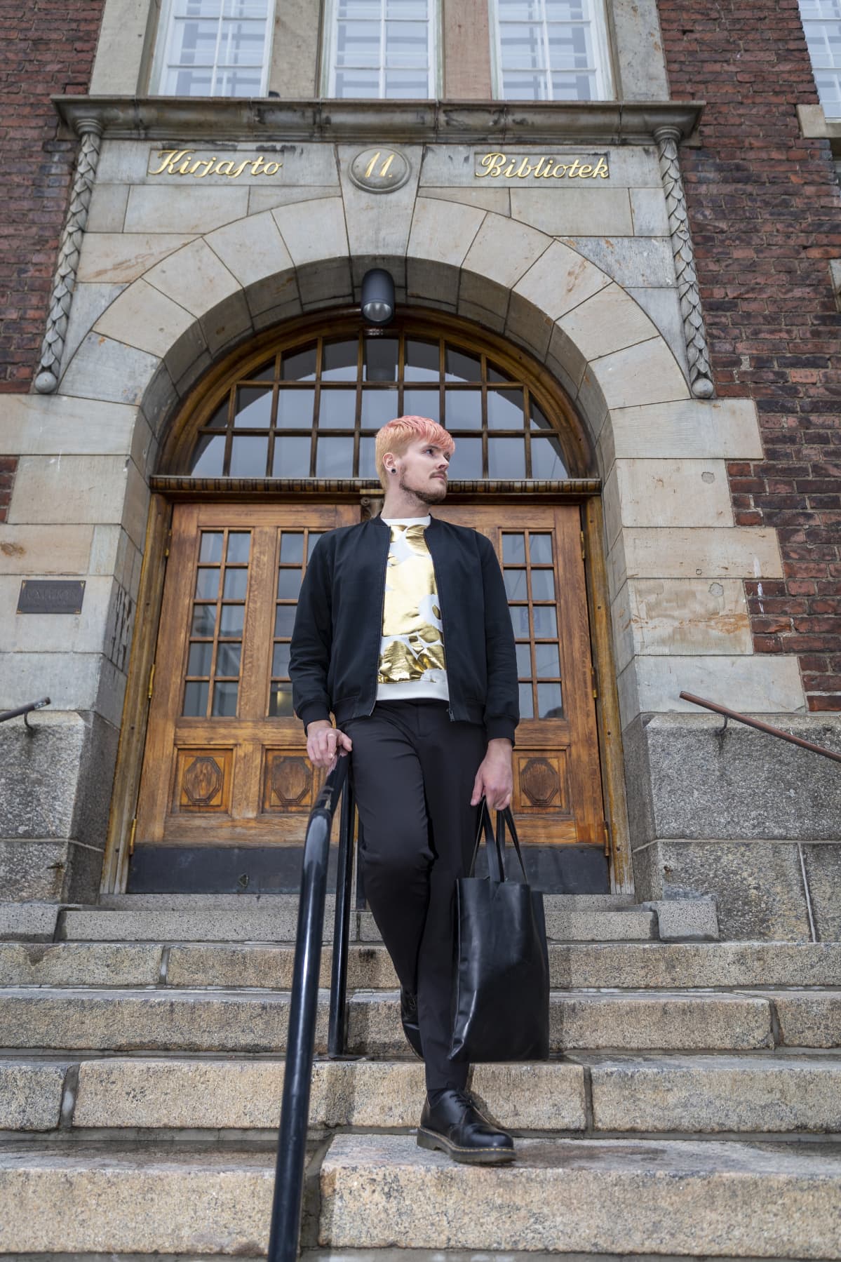 Homopojan oppaan kirjoittaja Eino Nurmisto.