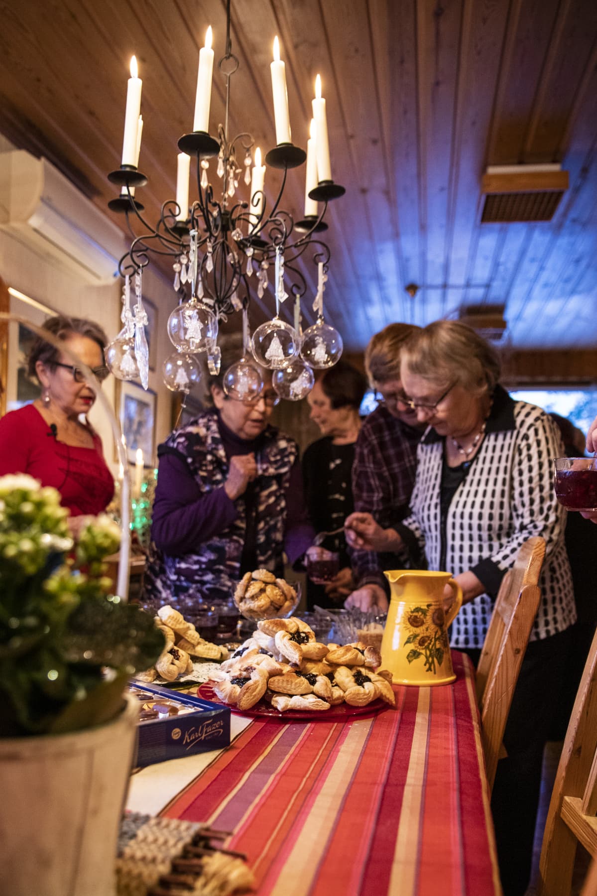 Leena Kaijansinkko viettämässä joulua ystäviensä kanssa.
