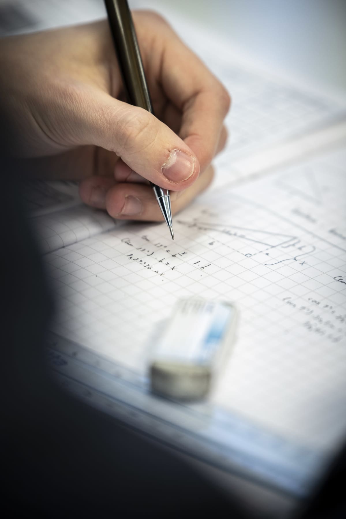 Opiskelija laskemassa matematiikkaa tunnilla