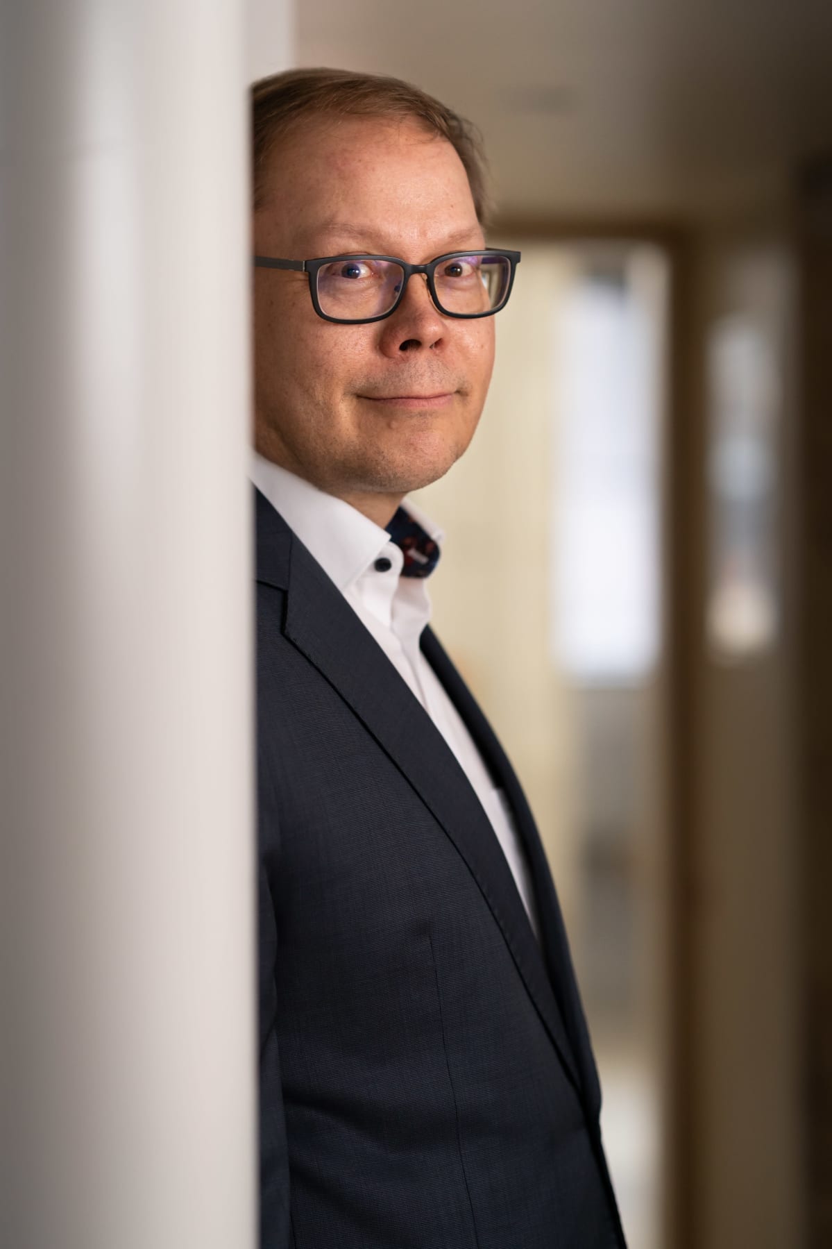 Matti Tarhio osittain pylvään takana.