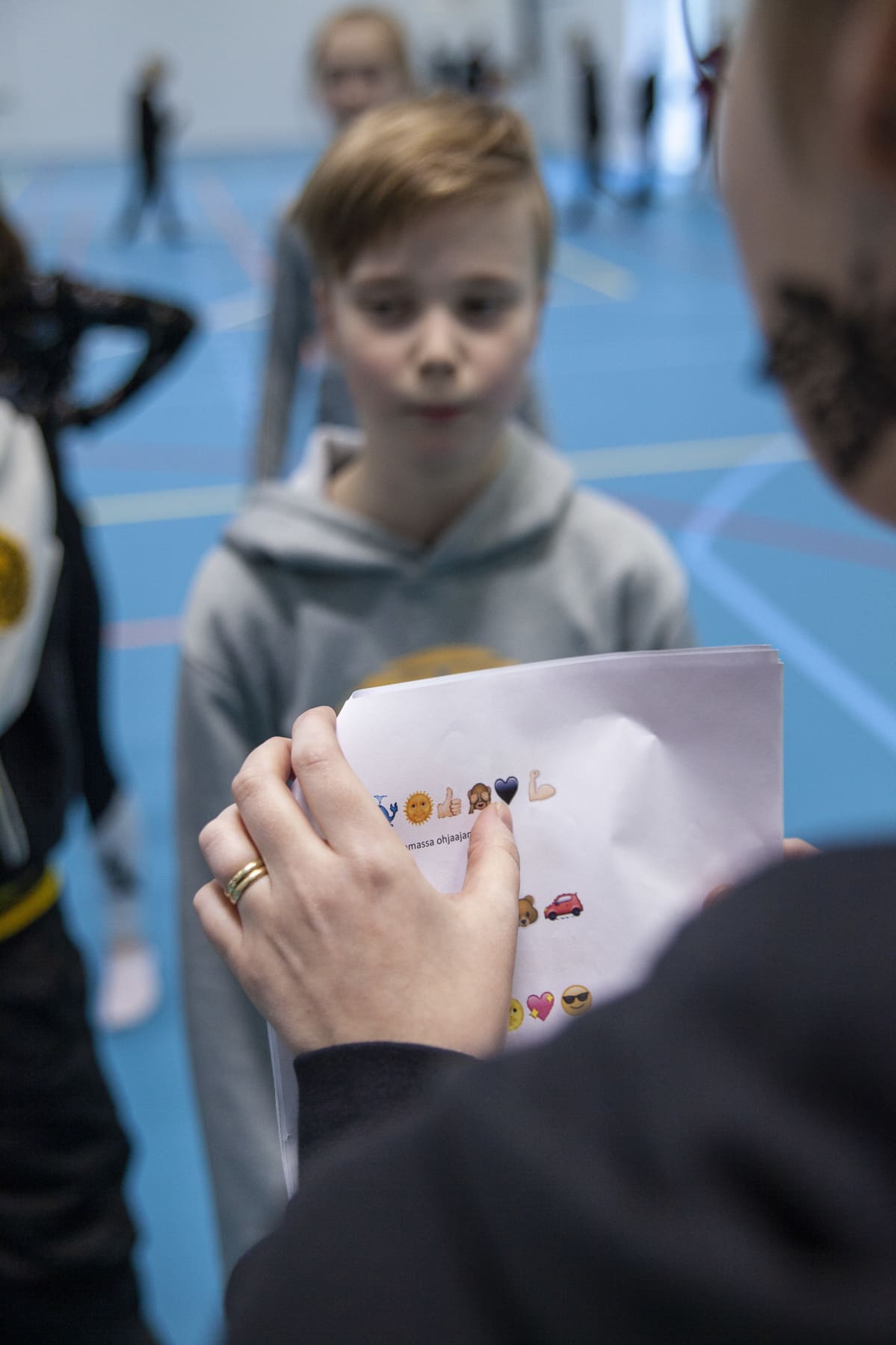 Oppilaat leikkivät "kaaosta" jossa emoji -hahmot ovat suuressa roolissa