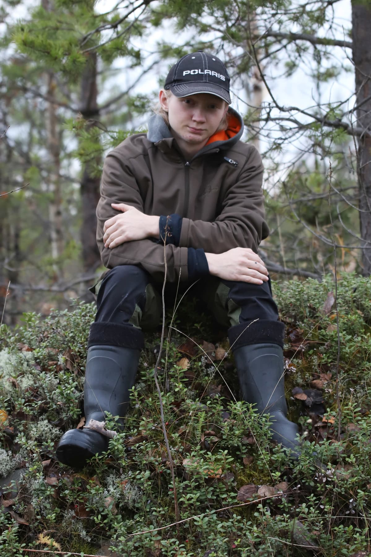 Nico Kauppila istuu marjastuspaikalla