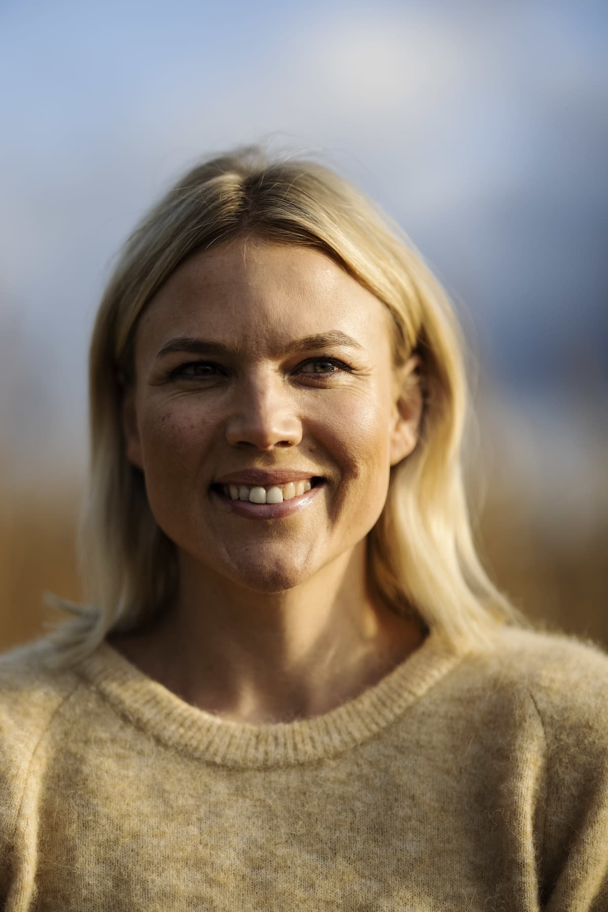 Kuvassa on yrittäjä Emilia Vuorisalmi meren rannalla Helsingissä lokakuussa 2020.