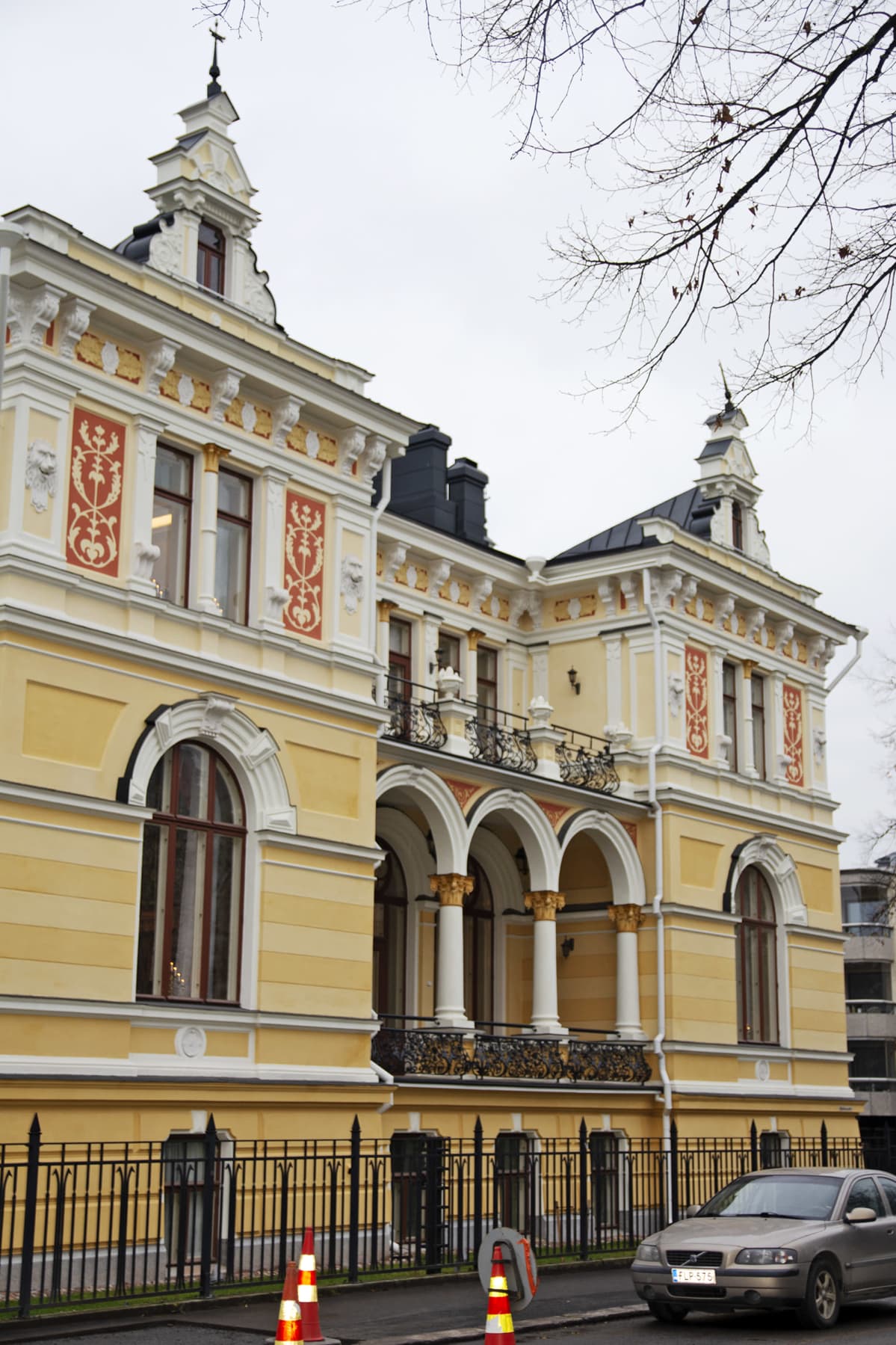 Pikkupalatsi Hämeenpuiston puolelta