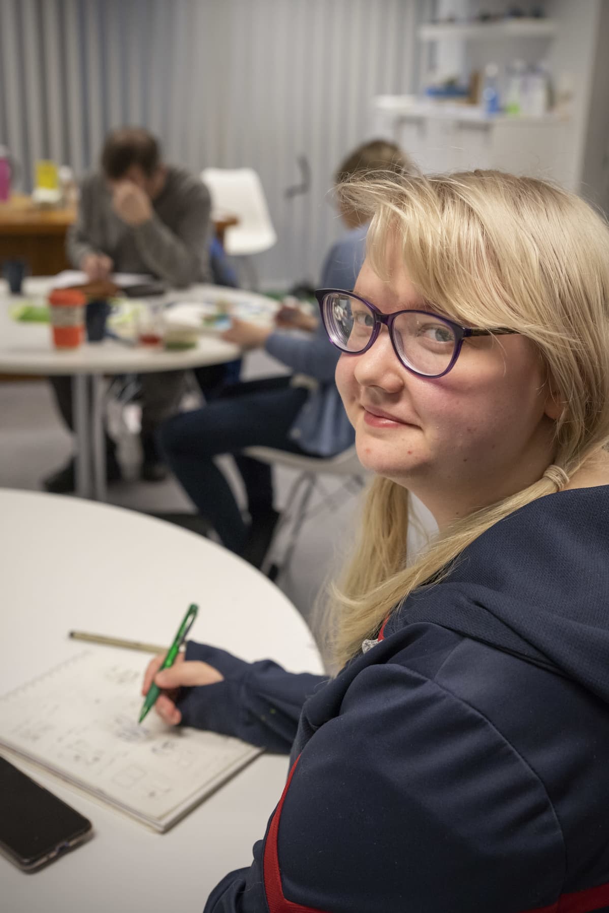 Lili Peltola piirtää sarjakuvaa Joensuun sarjakuvaseuran sarjisillassa.