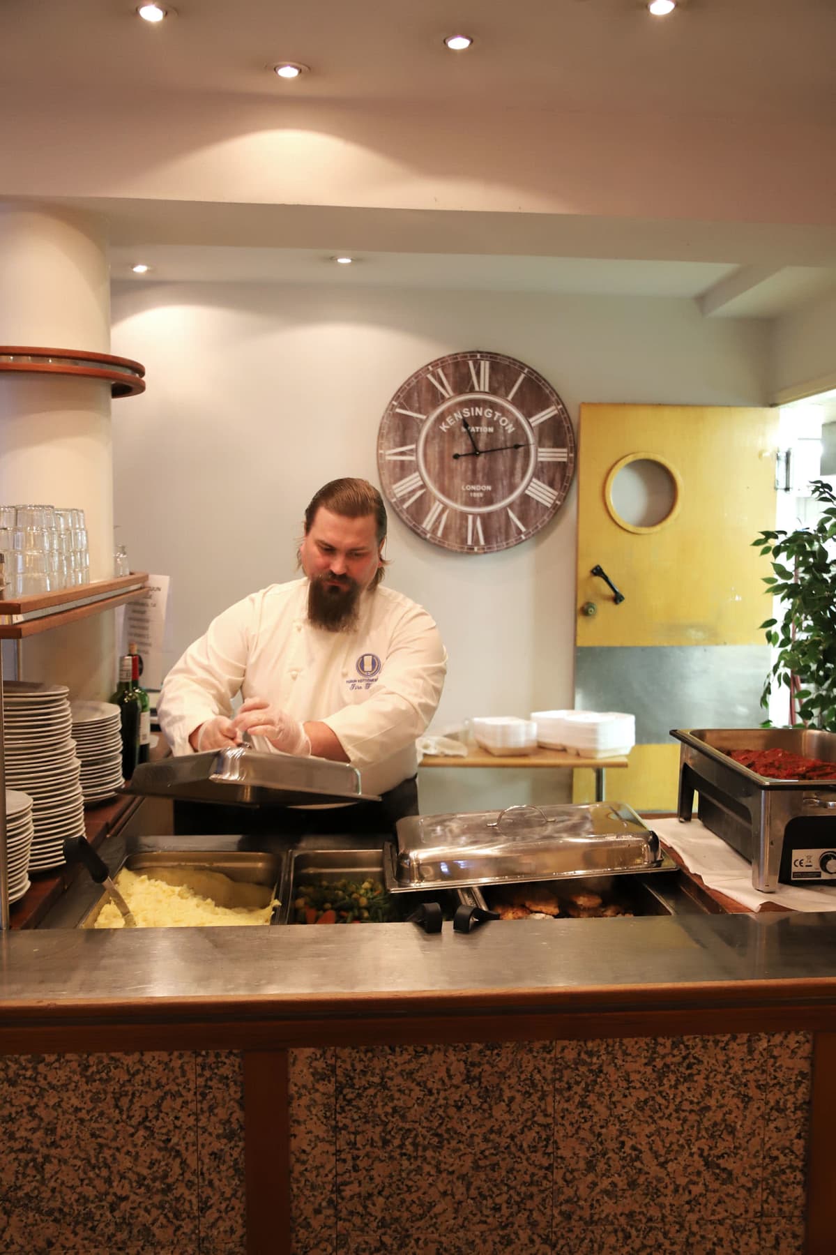 Ravintola Julinian keittiömestari ja ravintoloitsija Iiro Toivanen itsenäisyyspäivän juhlaruoat -juttuun.