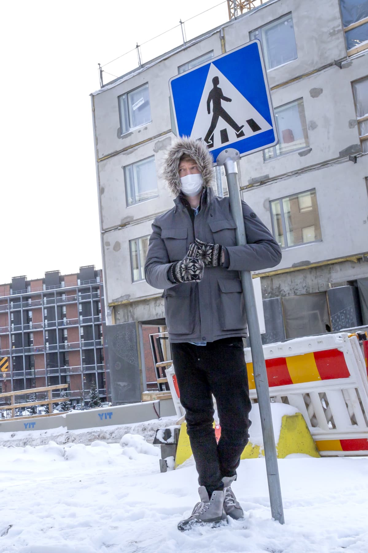 211cm pitkä Suotamo lyhyeltä näyttävän liikennemerkin vieressä.