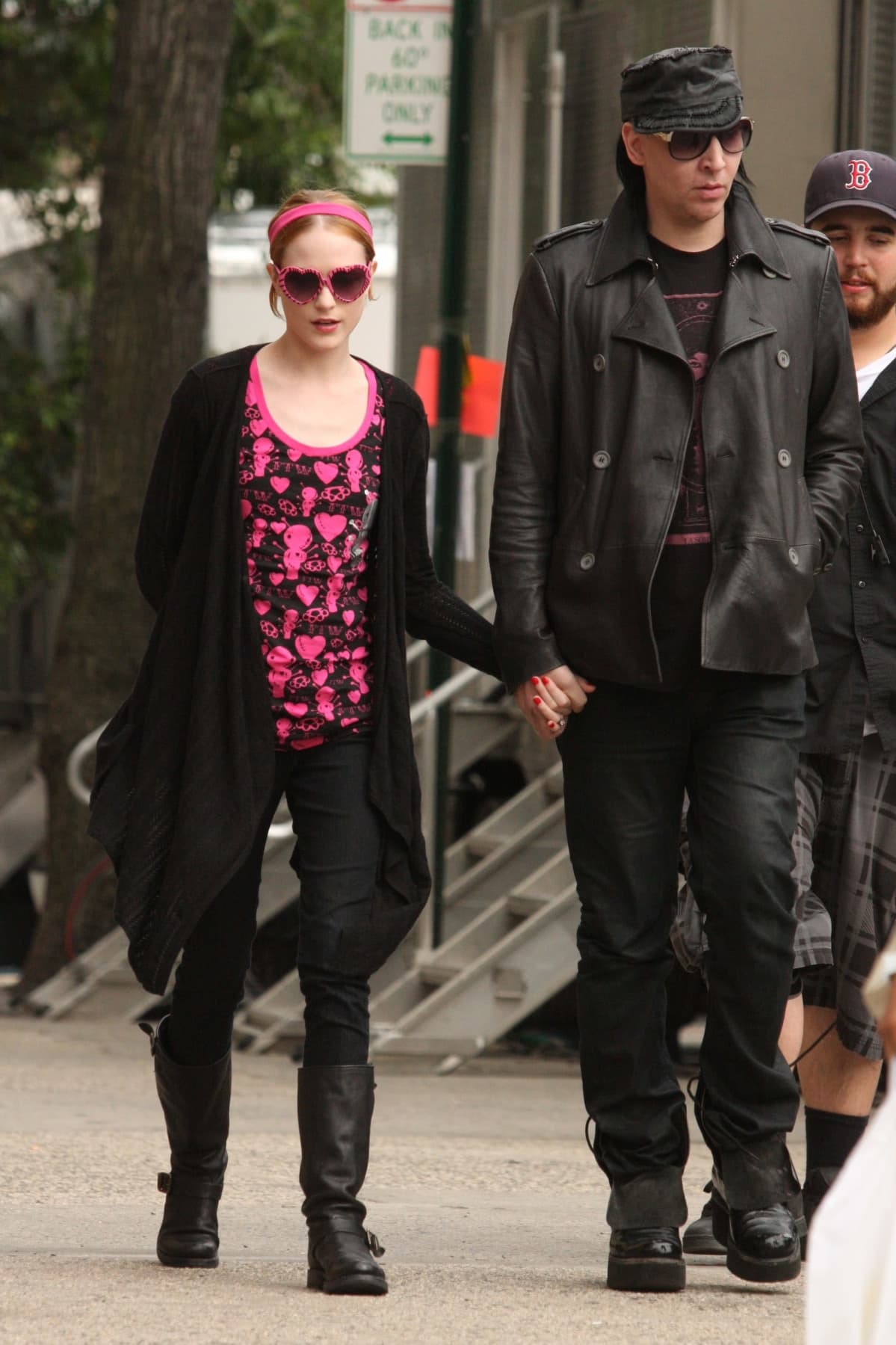 Evan Rachel Wood ja Marilyn Manson kävelyllä.