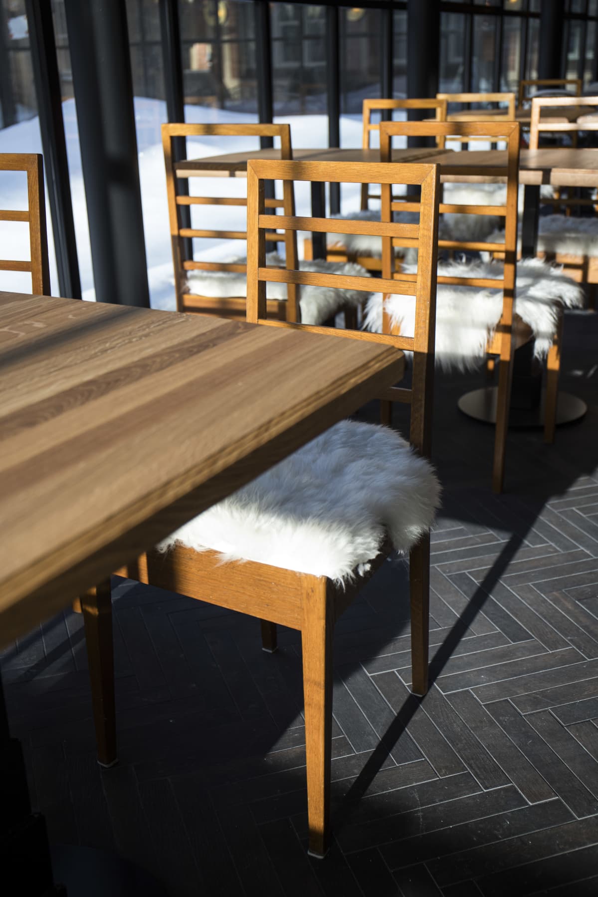 Scandic Grand Central Helsinki -hotellin aamiaishuoneen tuoli, joka on peräisin VR:n entisestä pääkonttorista.