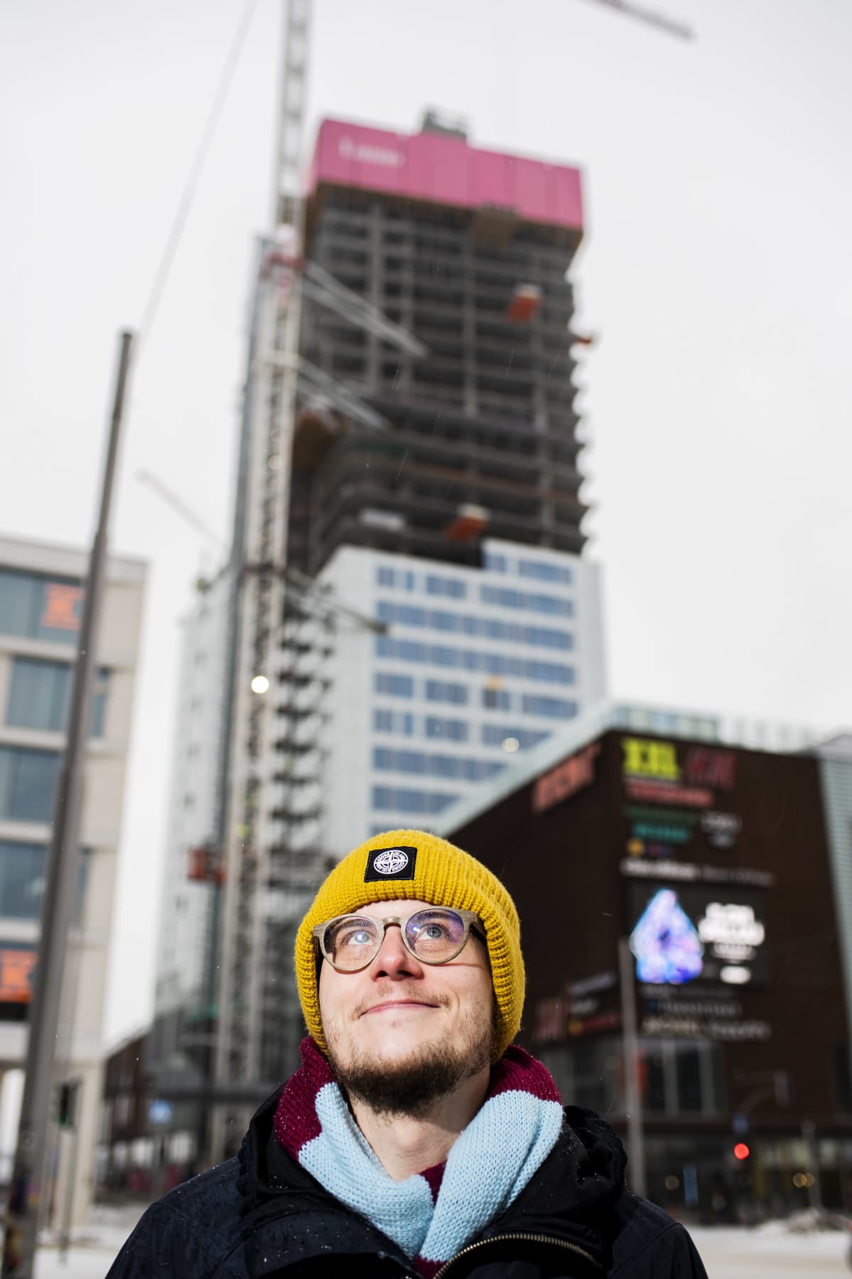 Helsingin kaupungin asuntosihteeri Vertti Värekoski kuvattiin Kalasatamassa.