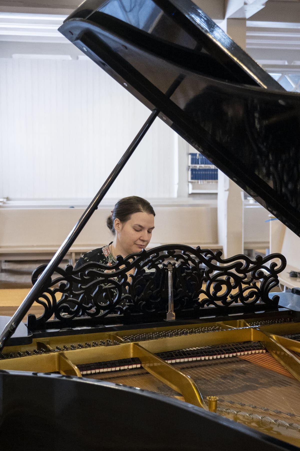 Lapinlahden seurakunnan kanttori Heini Heide soittaa kirkon Steinway flyygelillä