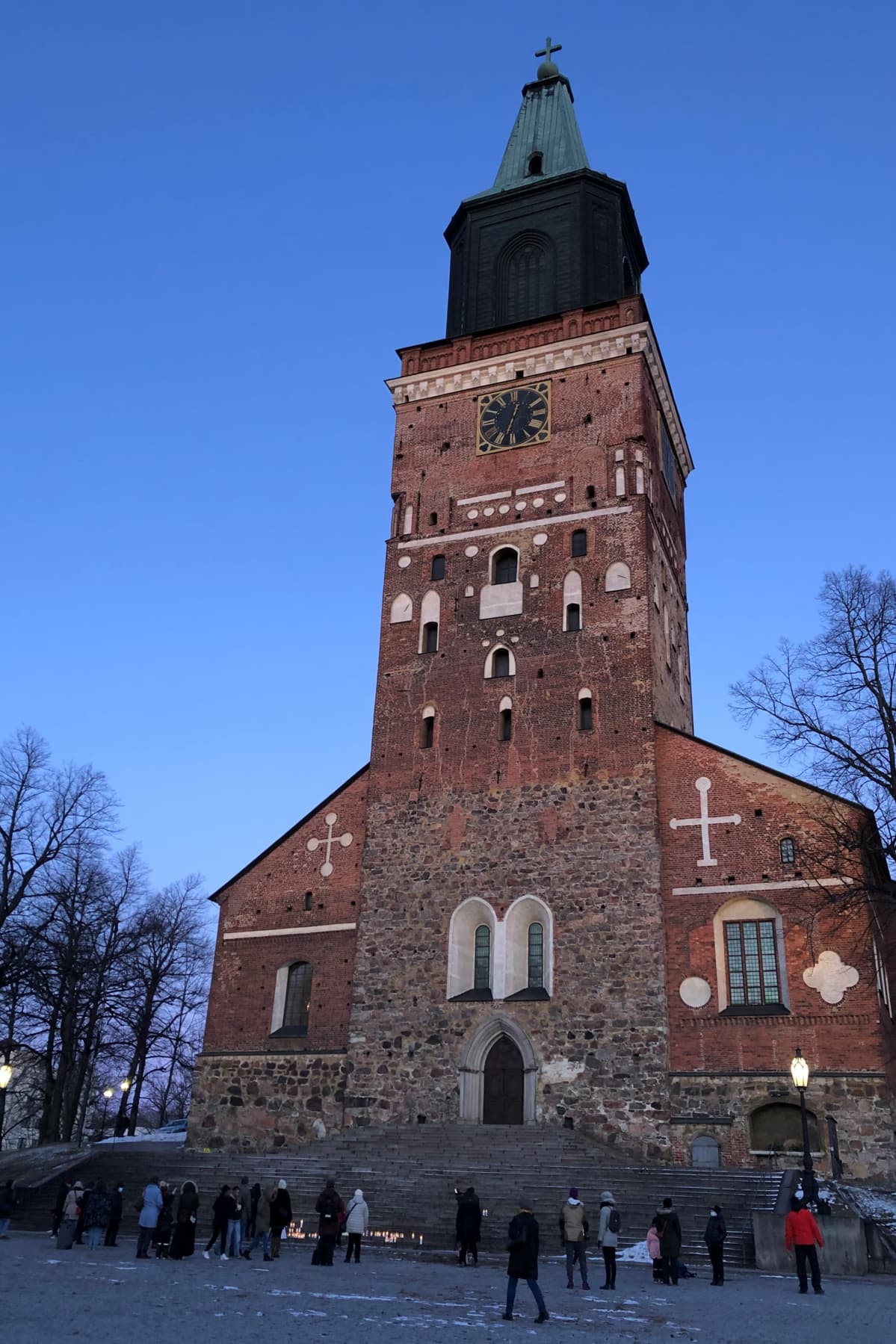Turun tuomiokirkon edessä sytytettiin kynttilöitä 5.3.2021