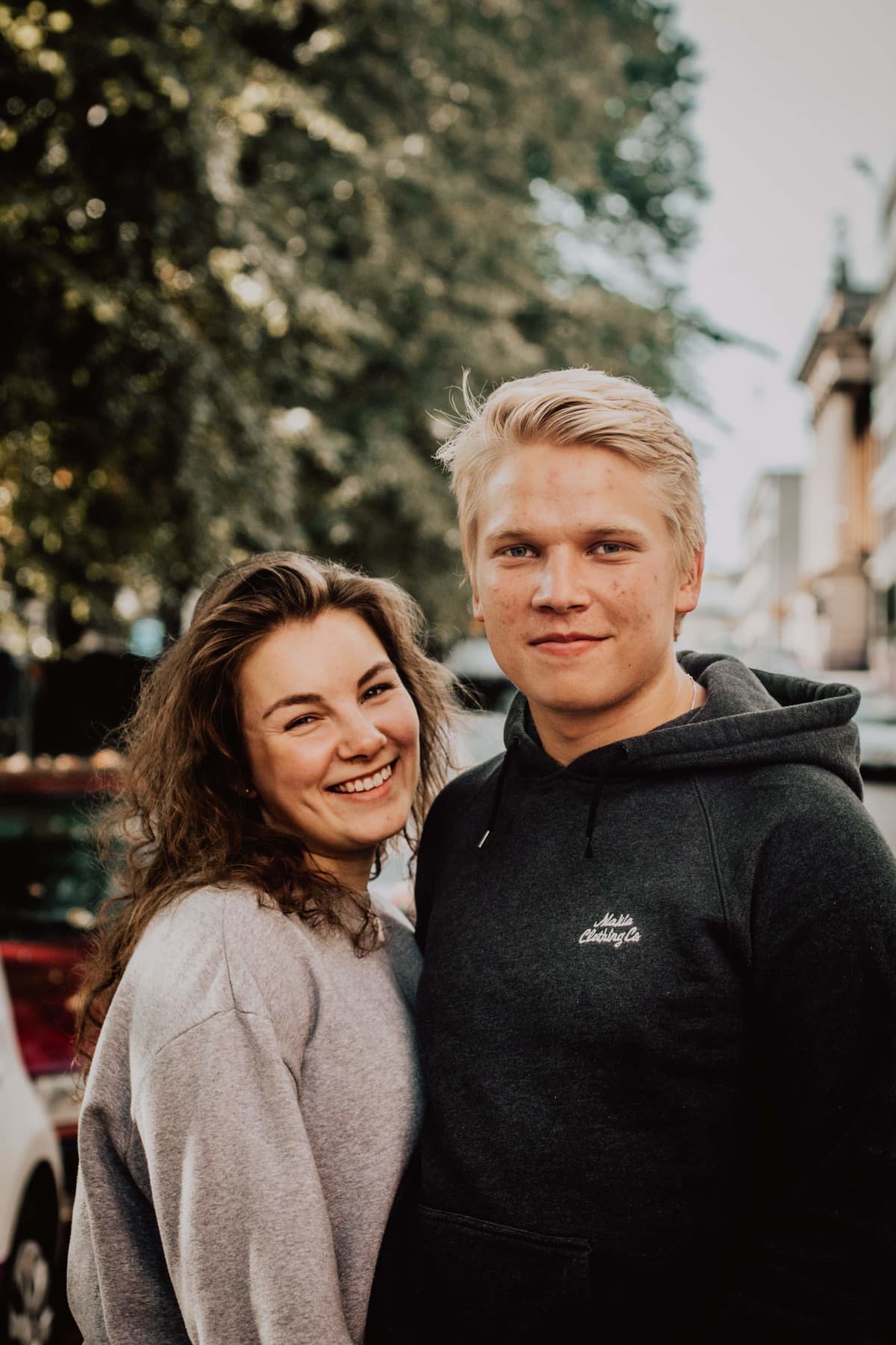 Kaisa ja Jussi Luoma hymyilevät kameralle.