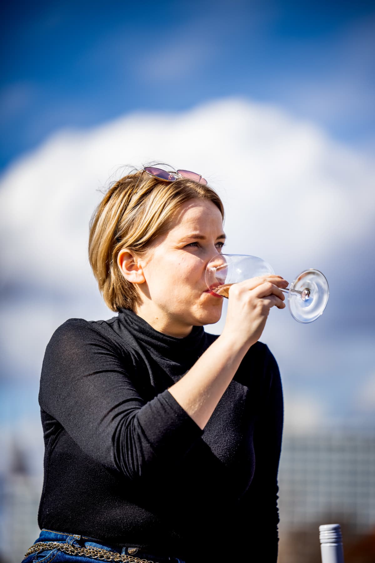 Katri Ylinen piknikillä alkoholittomia juomia maistellen.