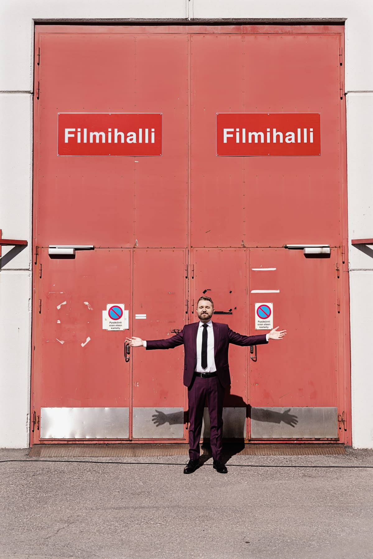 Puettuaan esiintymispuvun päälle, Joonas Nordman seisahtaa maikkarin filmihallien ovelle kirkaasta kirkaampaan auringonpaisteeseen.