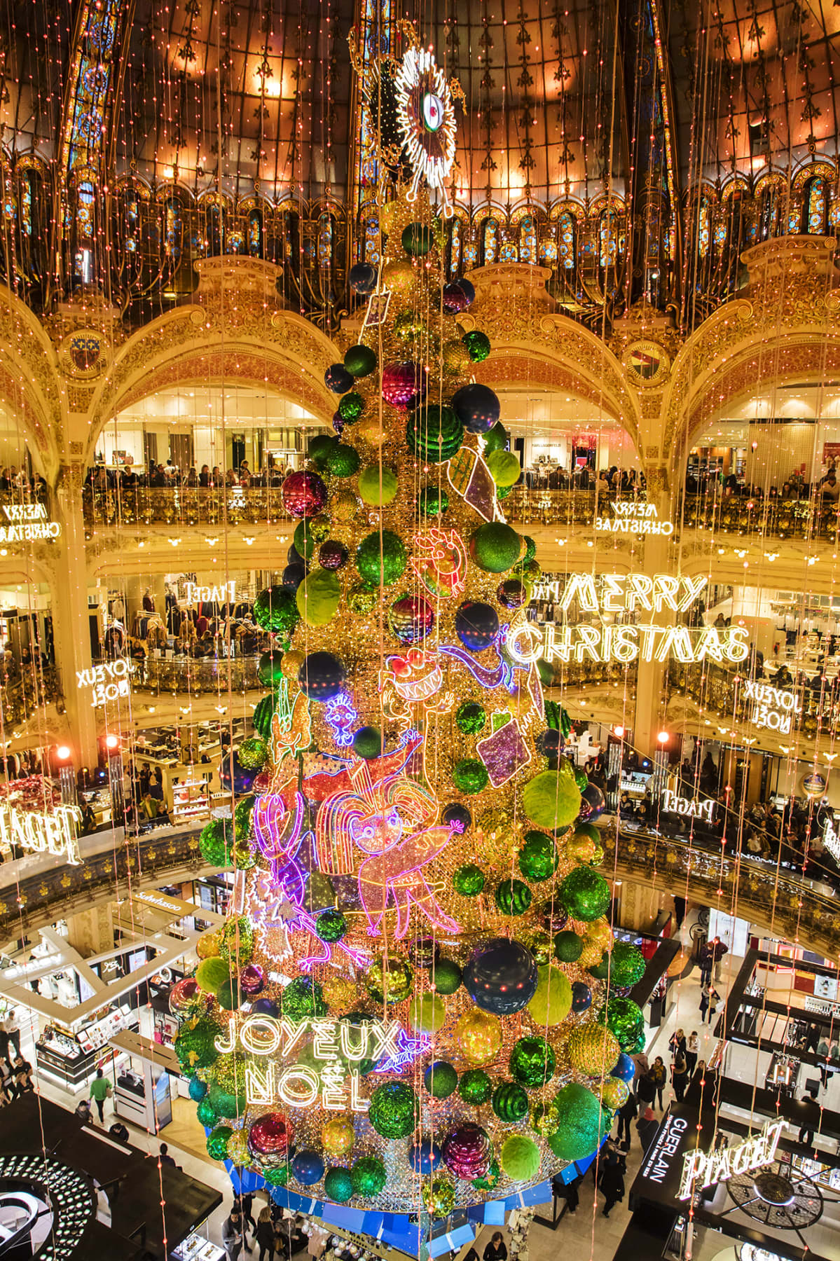 Värikkäitä joulukoristeluja Galeries Lafayette -tavaratalossa jouluna 2018.