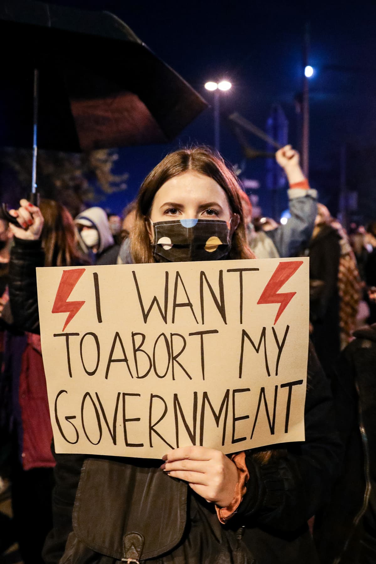 Puolalainen mielenosoittaja osoittaa mieltään aborttilakia vastaan.