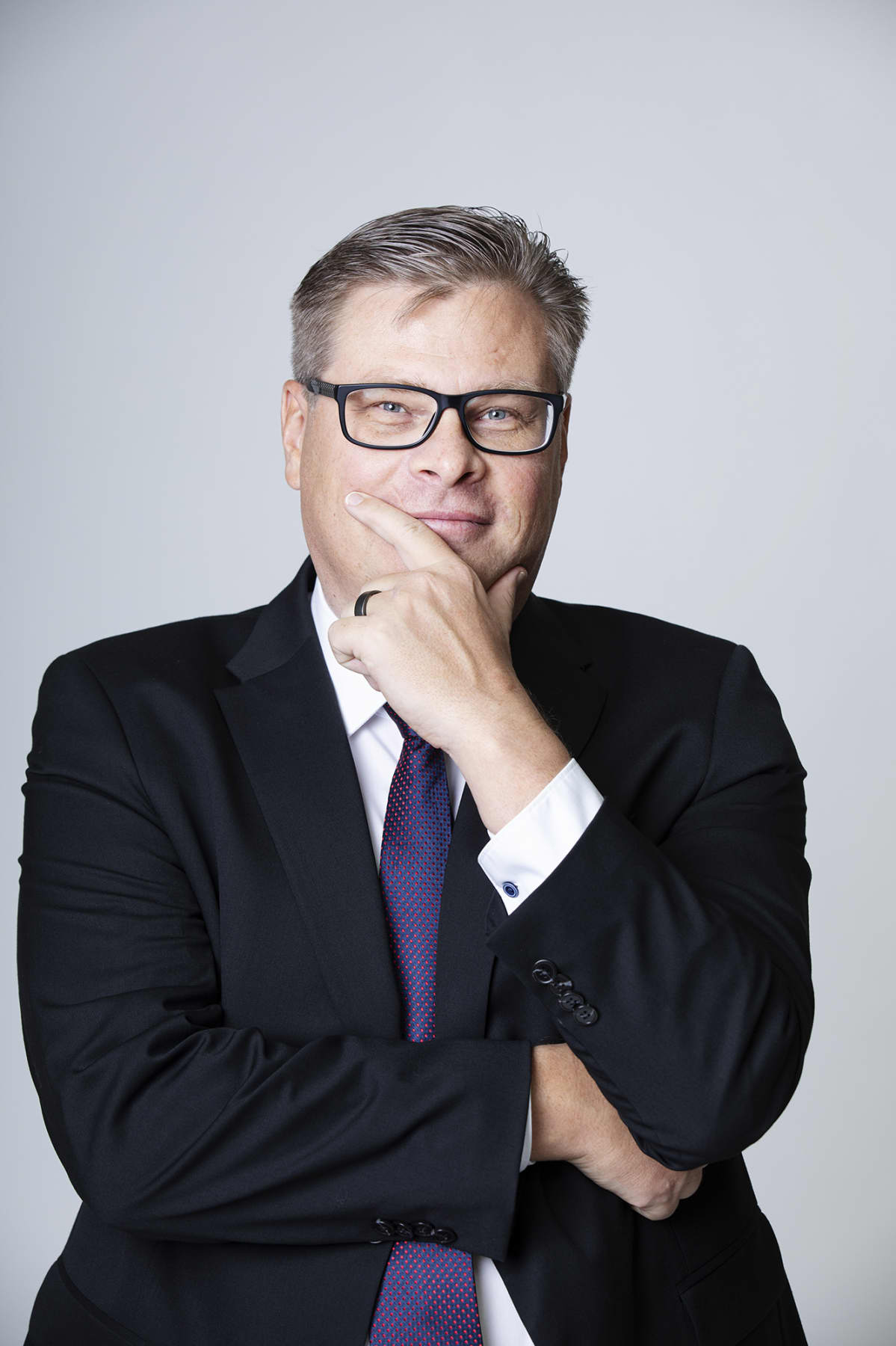 Kari Liuhto Turun yliopiston henkilöstökuvassa.
