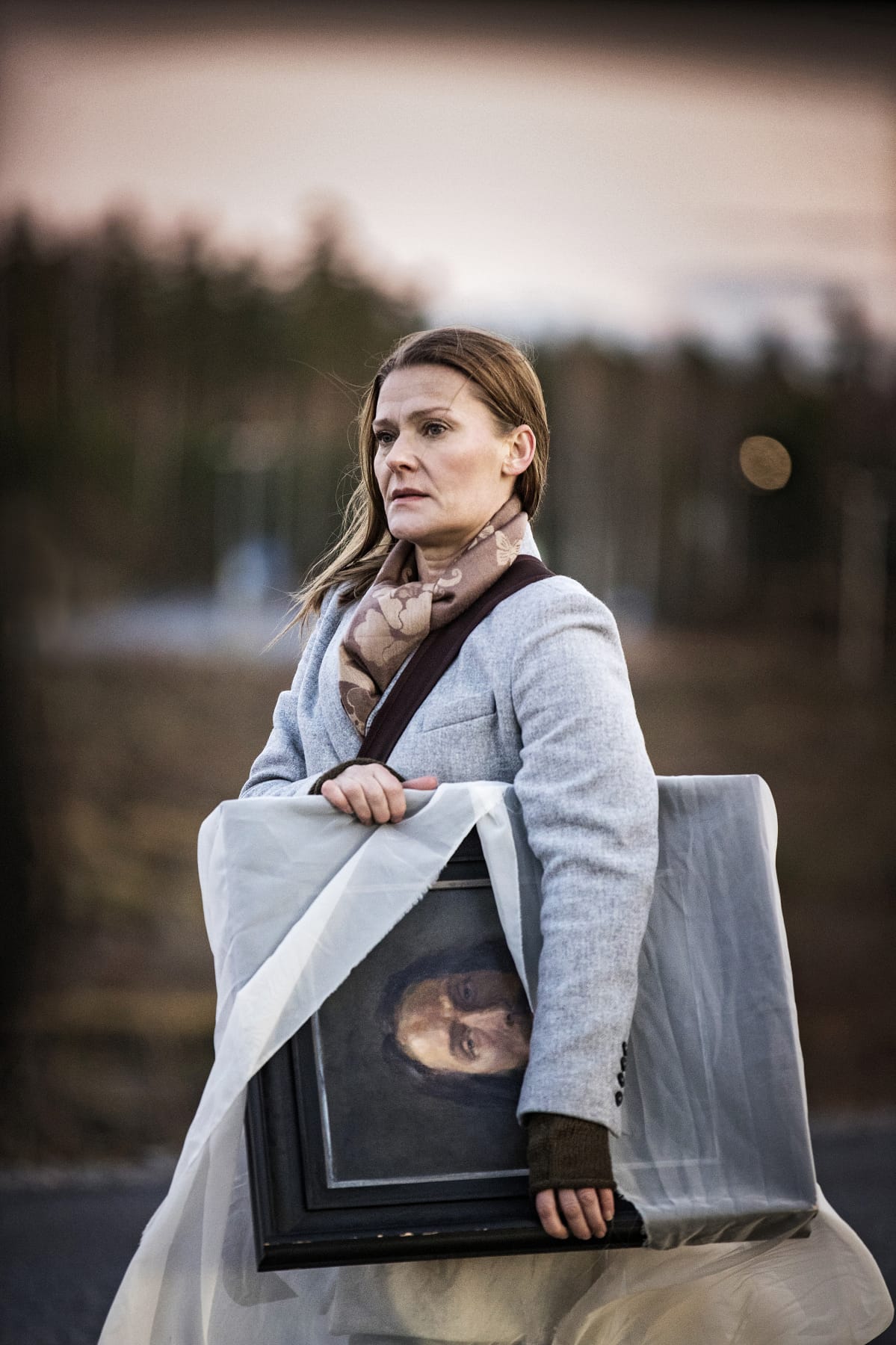 Lea (Pirjo Lonka) står med en Kristustavla under armen och ser bekymrad ut.