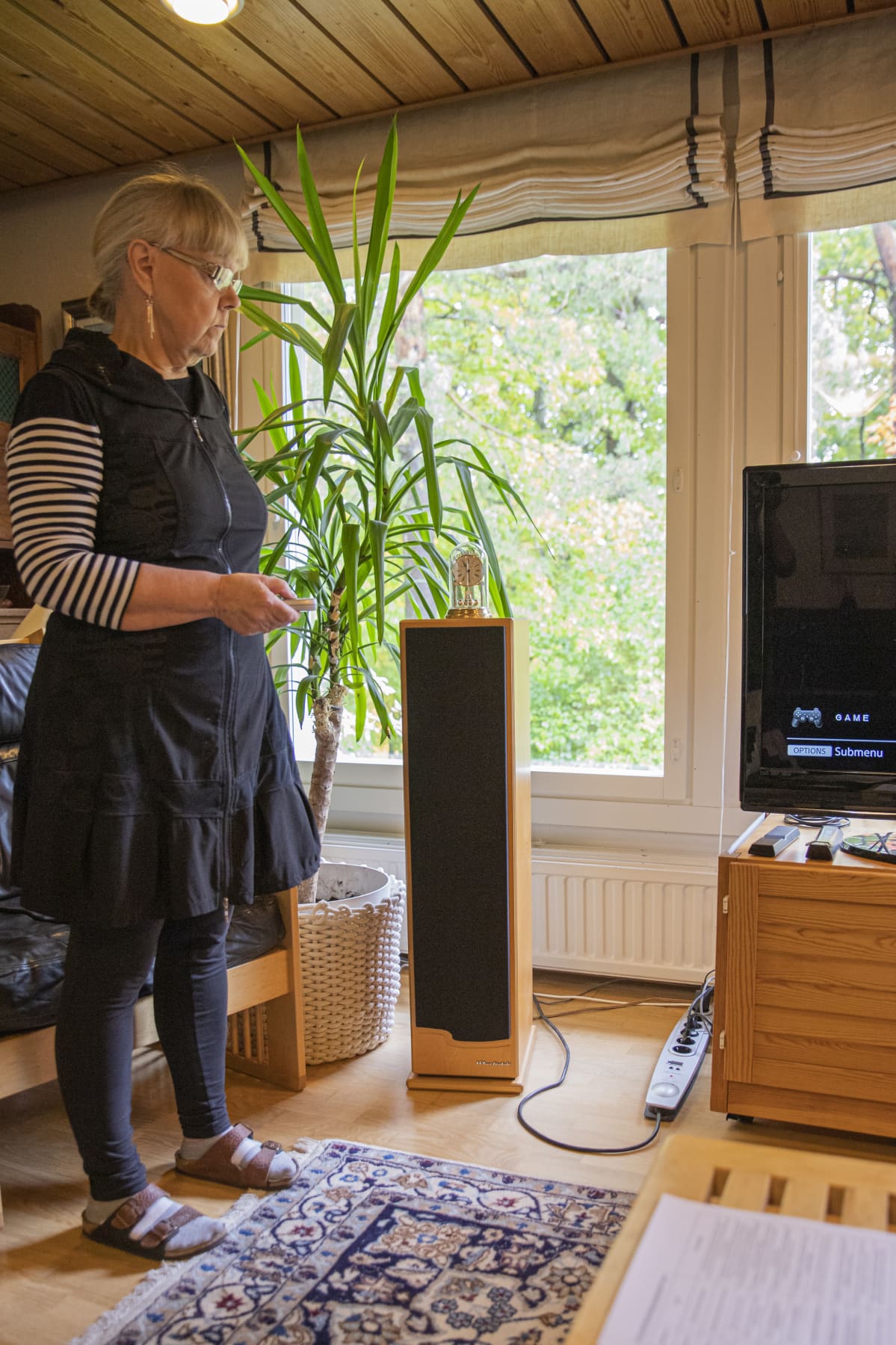 Kirsti Sandelle laittaa virrat päälle kauko-ohjattuun jatkojohtoon.